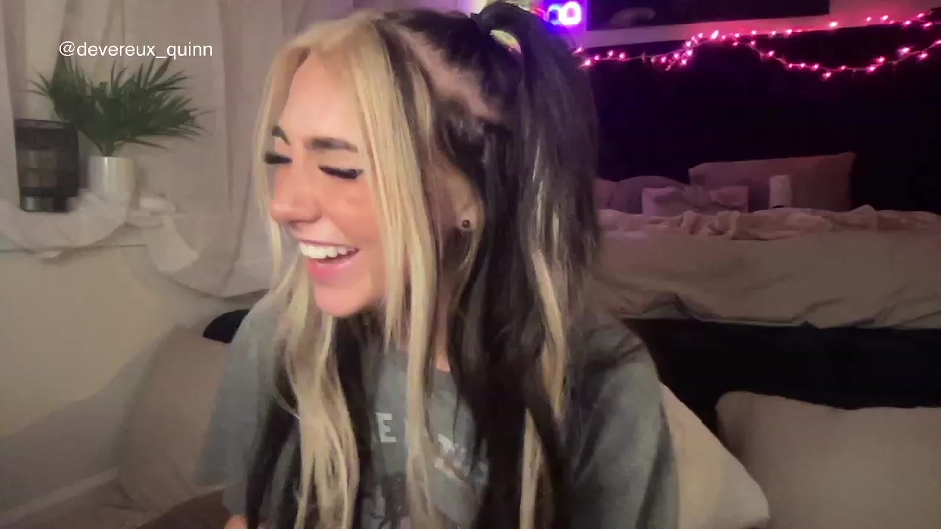 Gallery image thumbnail from Devereuxquinn's myfreecams stream on, 03/19/2023, 05:55 image 20 of 20