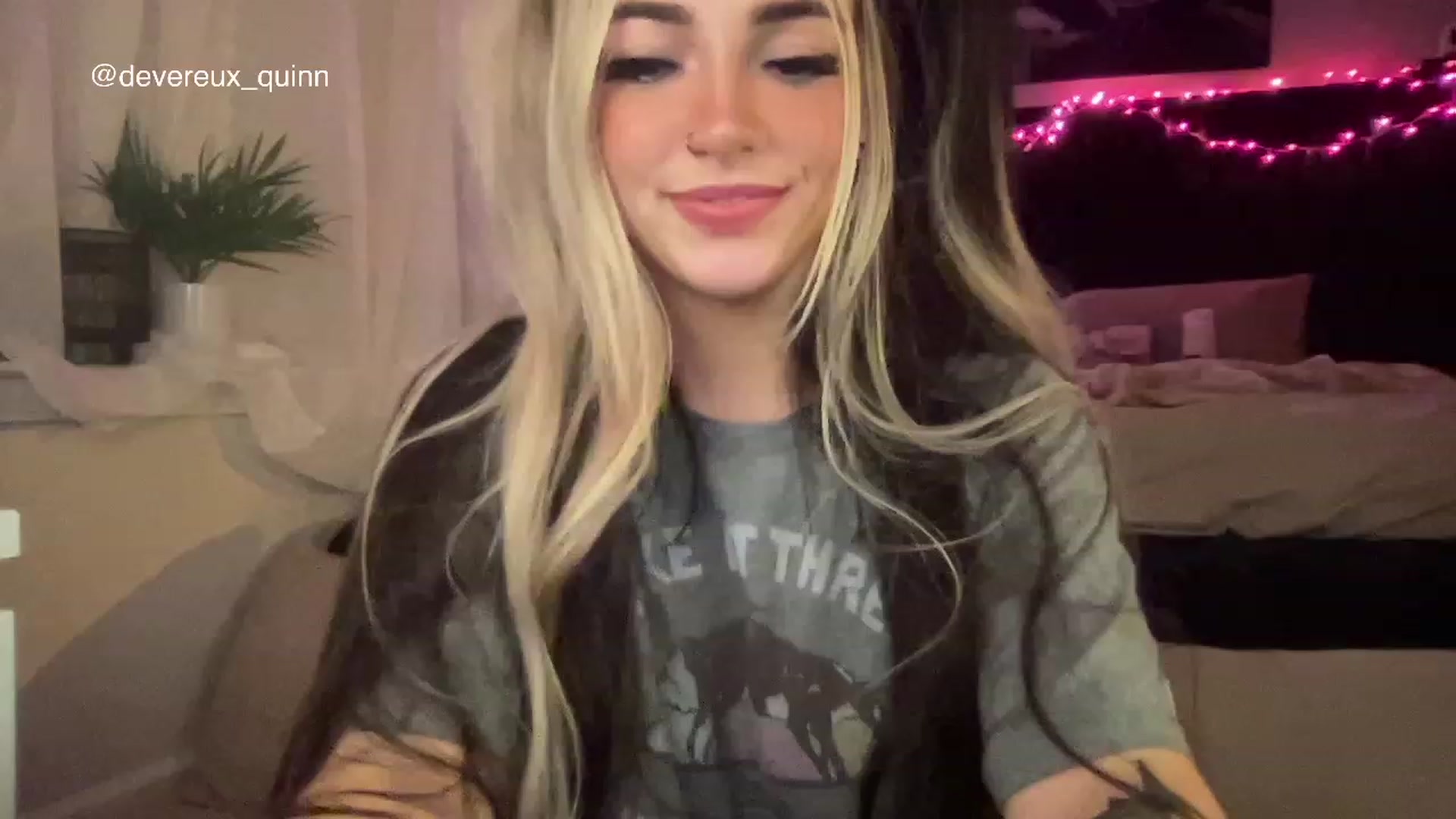 Gallery image thumbnail from Devereuxquinn's myfreecams stream on, 03/19/2023, 07:30 image 18 of 20