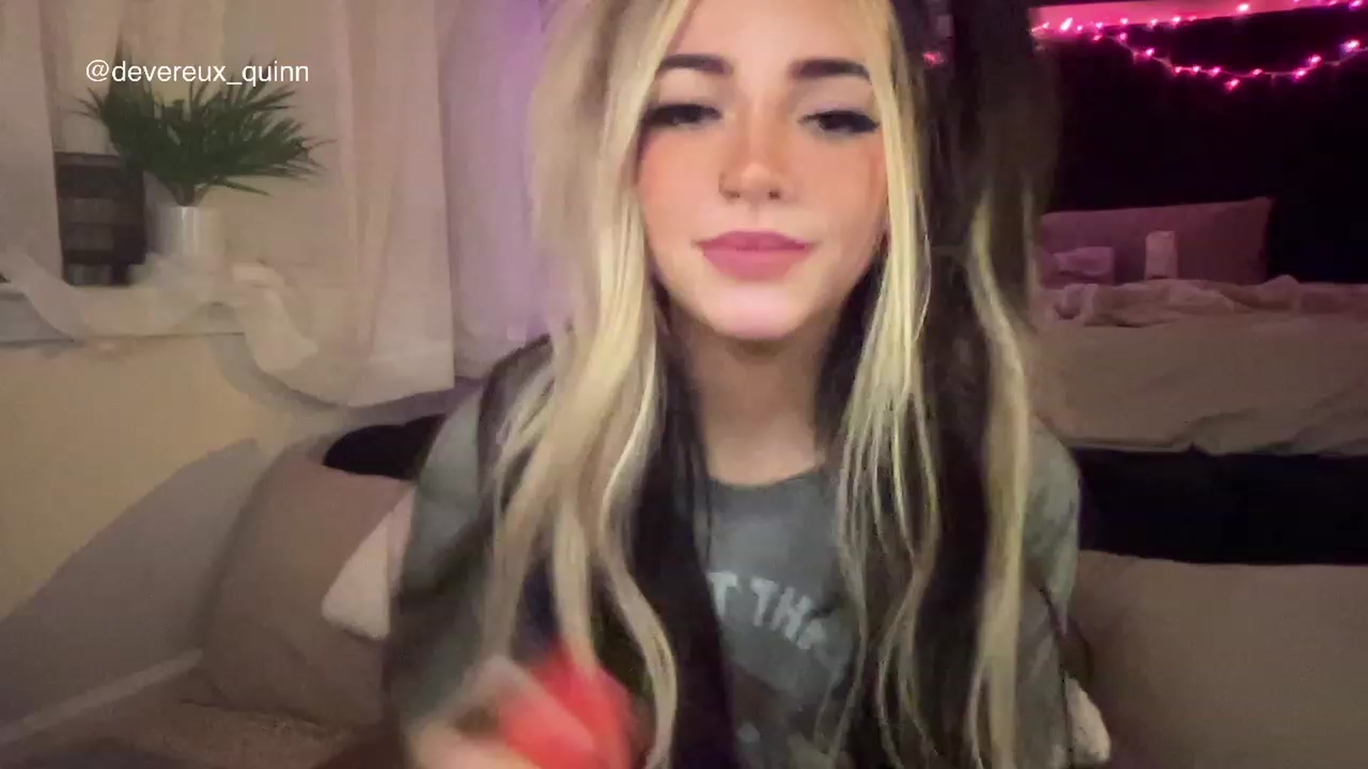 Gallery image thumbnail from Devereuxquinn's myfreecams stream on, 03/19/2023, 07:30 image 17 of 20