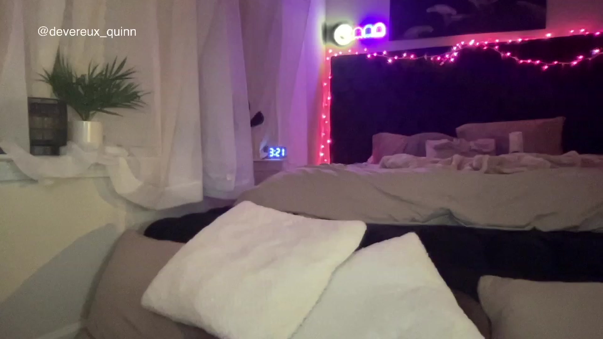 Gallery image thumbnail from Devereuxquinn's myfreecams stream on, 03/19/2023, 07:30 image 10 of 20