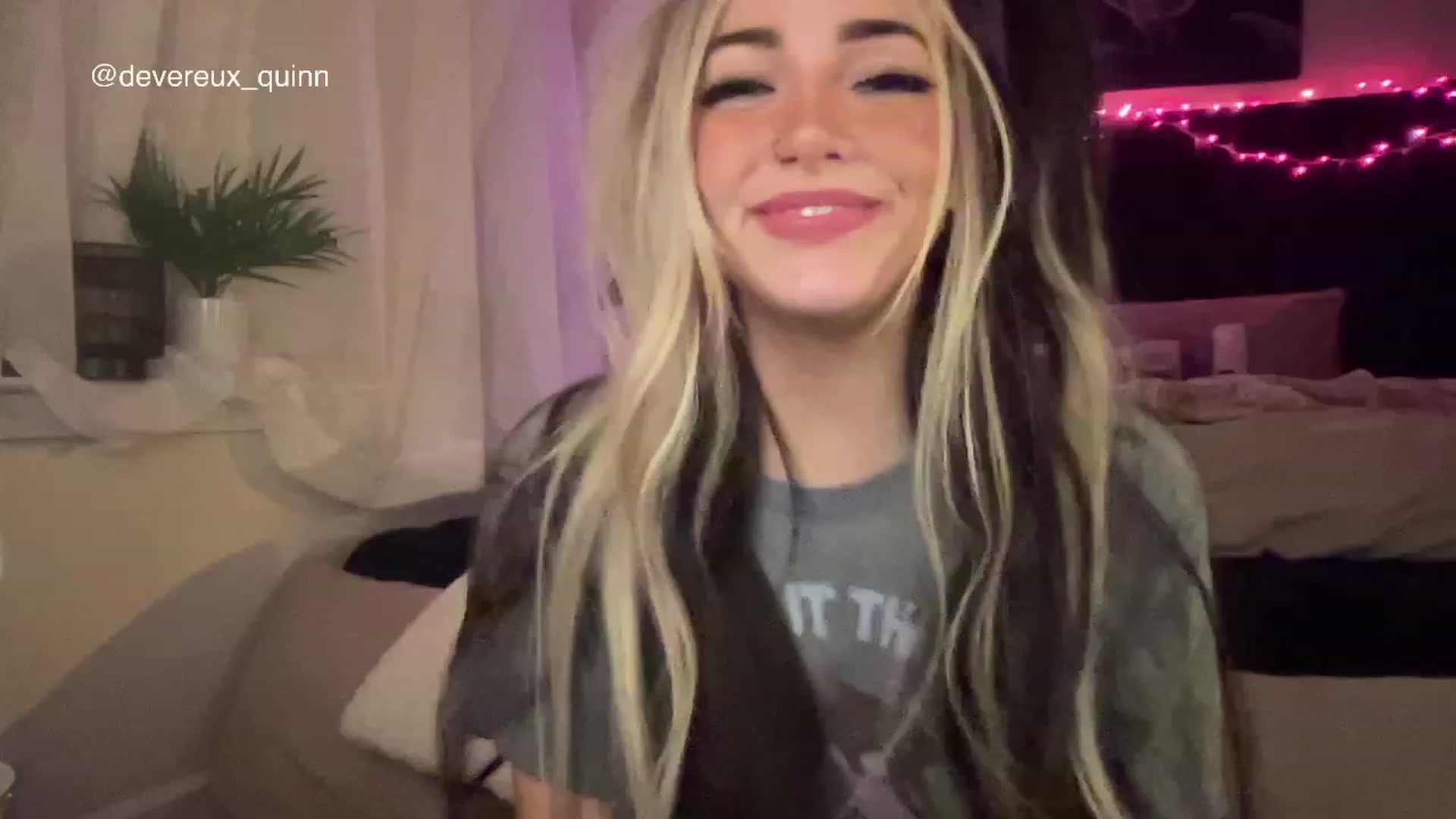 Gallery image thumbnail from Devereuxquinn's myfreecams stream on, 03/19/2023, 07:30 image 16 of 20