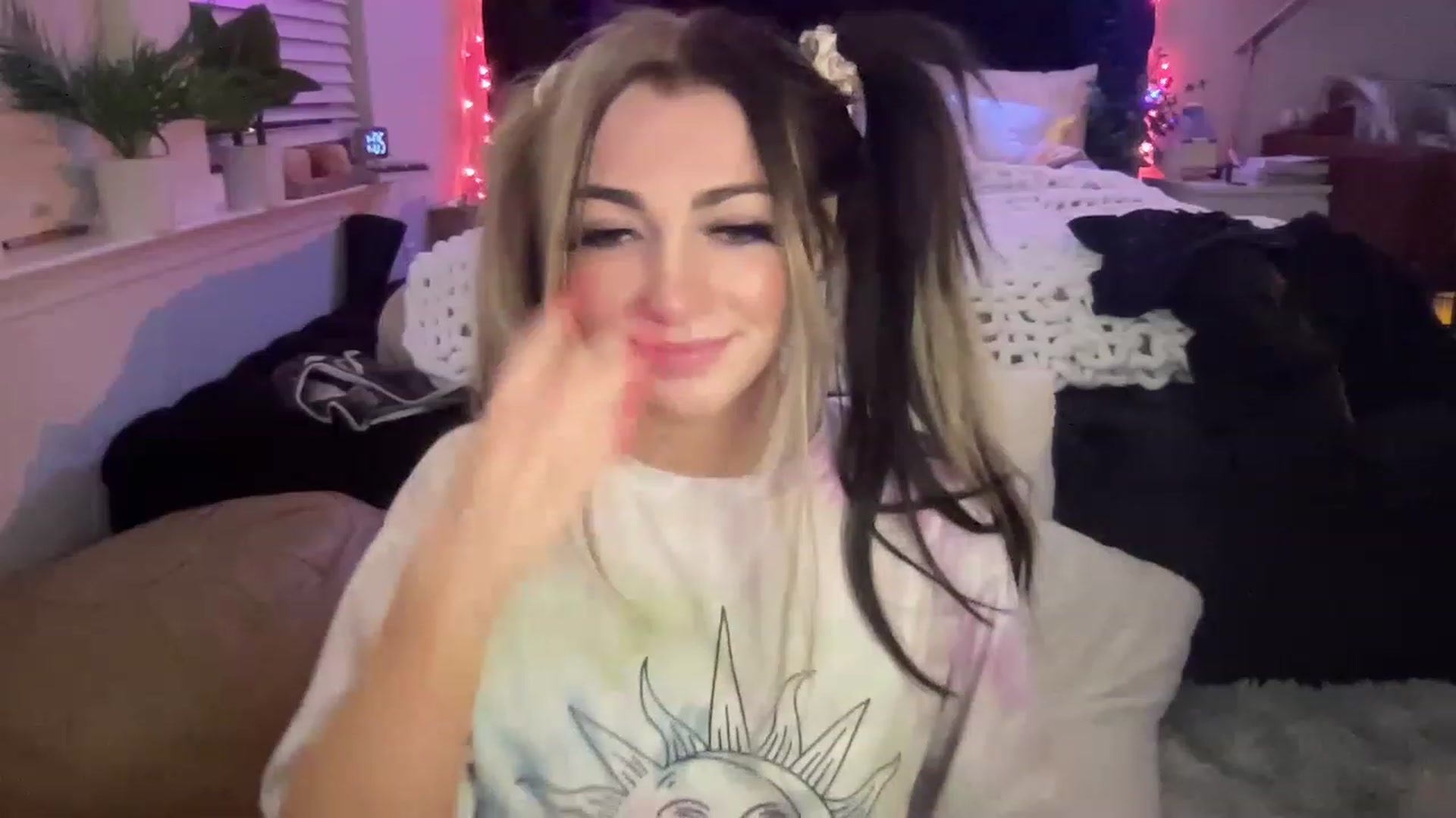 Gallery image thumbnail from Devereuxquinn's myfreecams stream on, 04/07/2023, 05:30 image 18 of 20