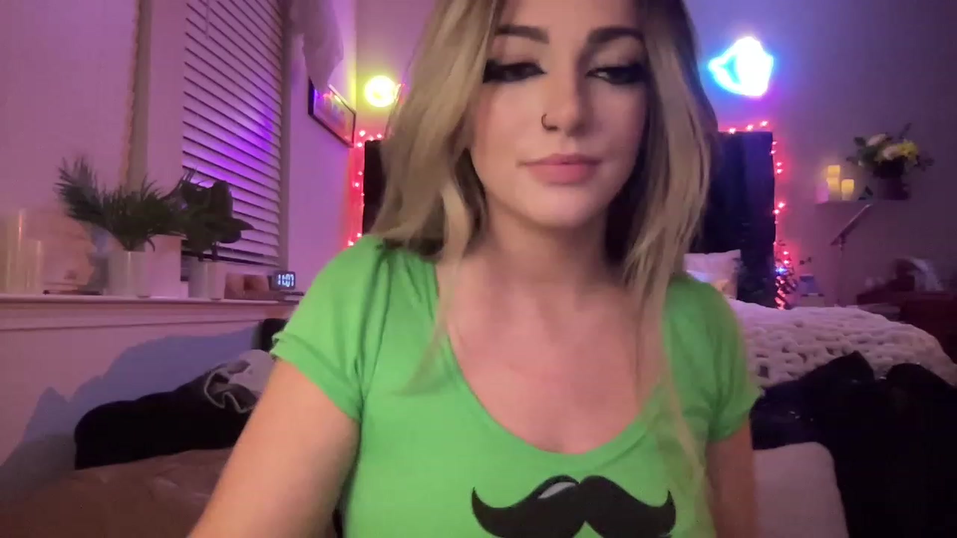 Gallery image thumbnail from Devereuxquinn's myfreecams stream on, 04/07/2023, 05:30 image 1 of 20