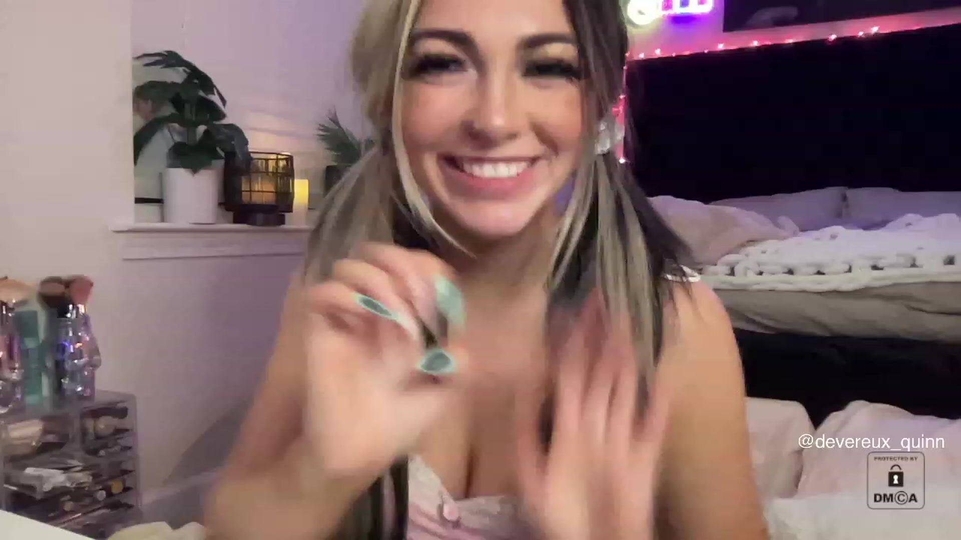 Gallery image thumbnail from Devereuxquinn's myfreecams stream on, 04/12/2023, 04:05 image 6 of 20