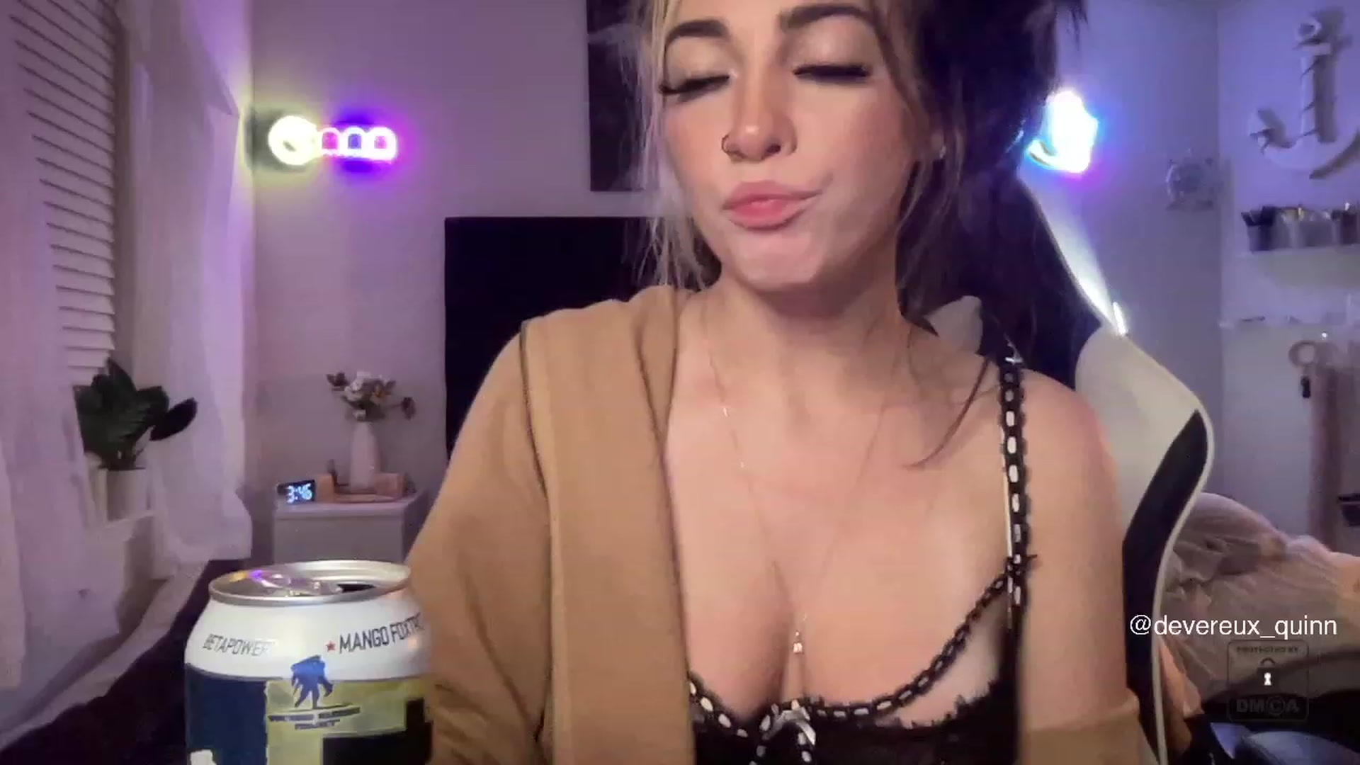 Gallery image thumbnail from Devereuxquinn's myfreecams stream on, 04/28/2023, 08:04 image 19 of 20
