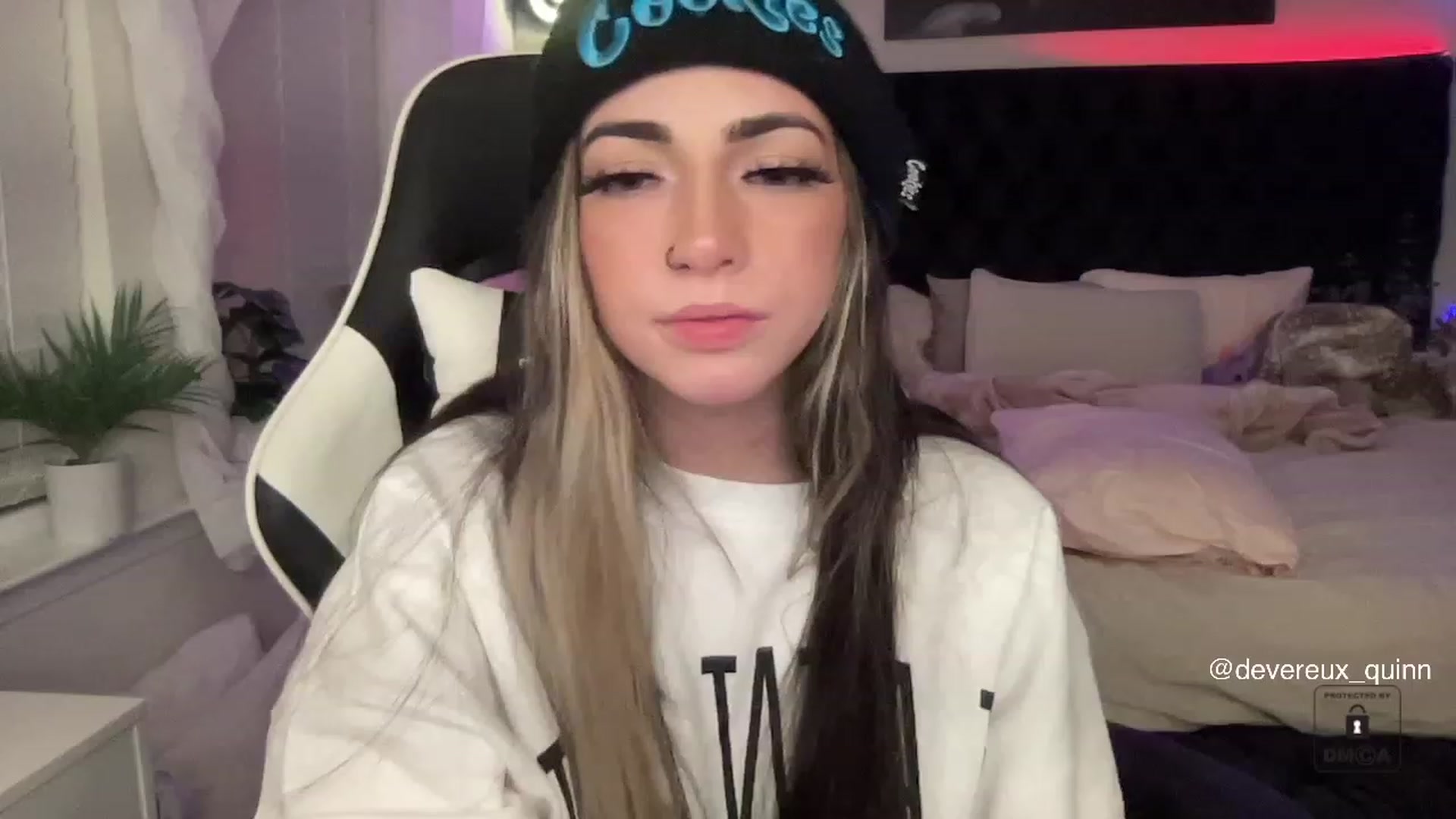Gallery image thumbnail from Devereuxquinn's myfreecams stream on, 05/04/2023, 08:03 image 19 of 20