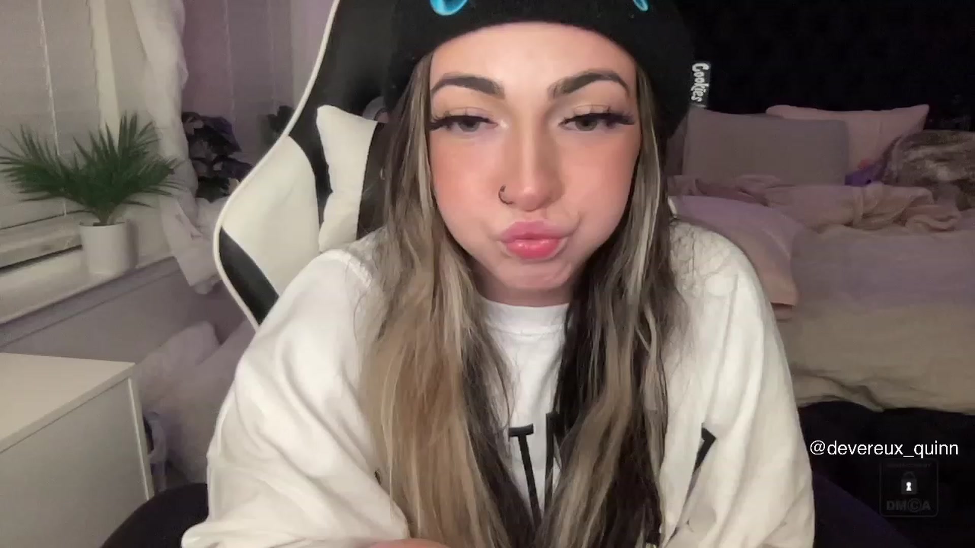 Gallery image thumbnail from Devereuxquinn's myfreecams stream on, 05/04/2023, 08:03 image 2 of 20