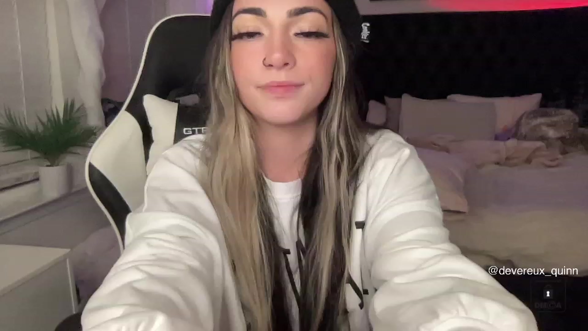 Gallery image thumbnail from Devereuxquinn's myfreecams stream on, 05/04/2023, 08:03 image 5 of 20