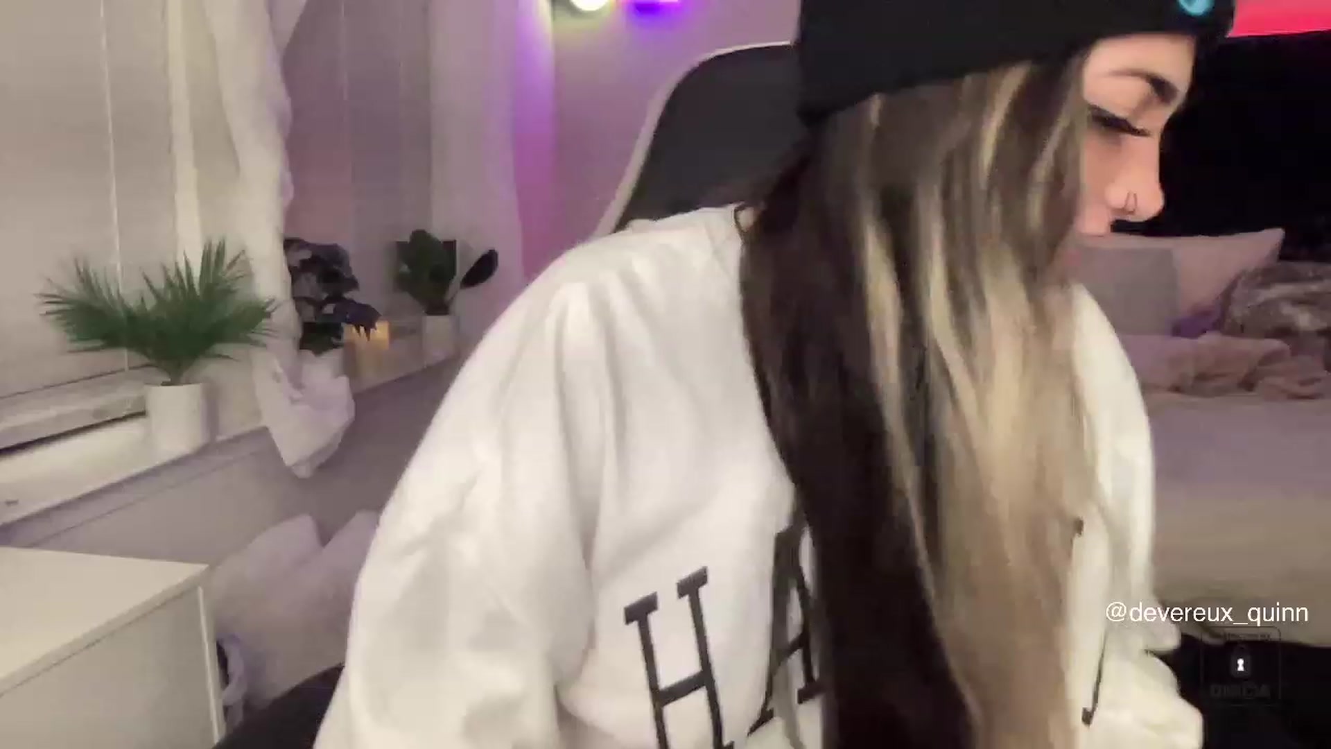 Gallery image thumbnail from Devereuxquinn's myfreecams stream on, 05/04/2023, 08:03 image 15 of 20