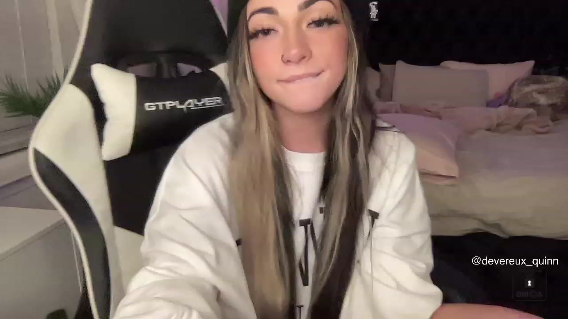 Gallery image thumbnail from Devereuxquinn's myfreecams stream on, 05/04/2023, 08:03 image 3 of 20