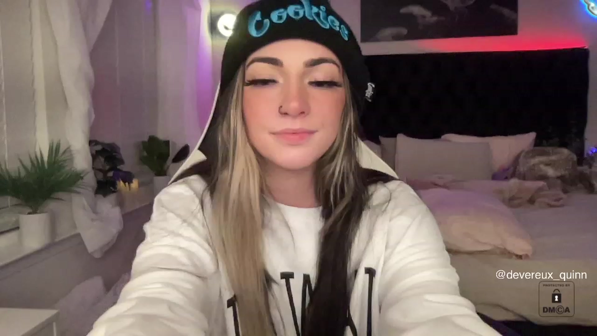 Gallery image thumbnail from Devereuxquinn's myfreecams stream on, 05/04/2023, 08:03 image 18 of 20