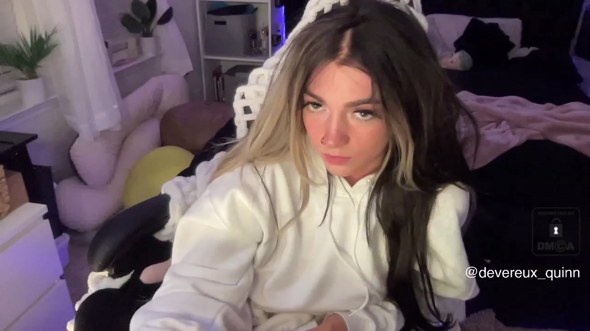 Gallery image thumbnail from Devereuxquinn's myfreecams stream on, 05/25/2023, 08:28 image 4 of 20