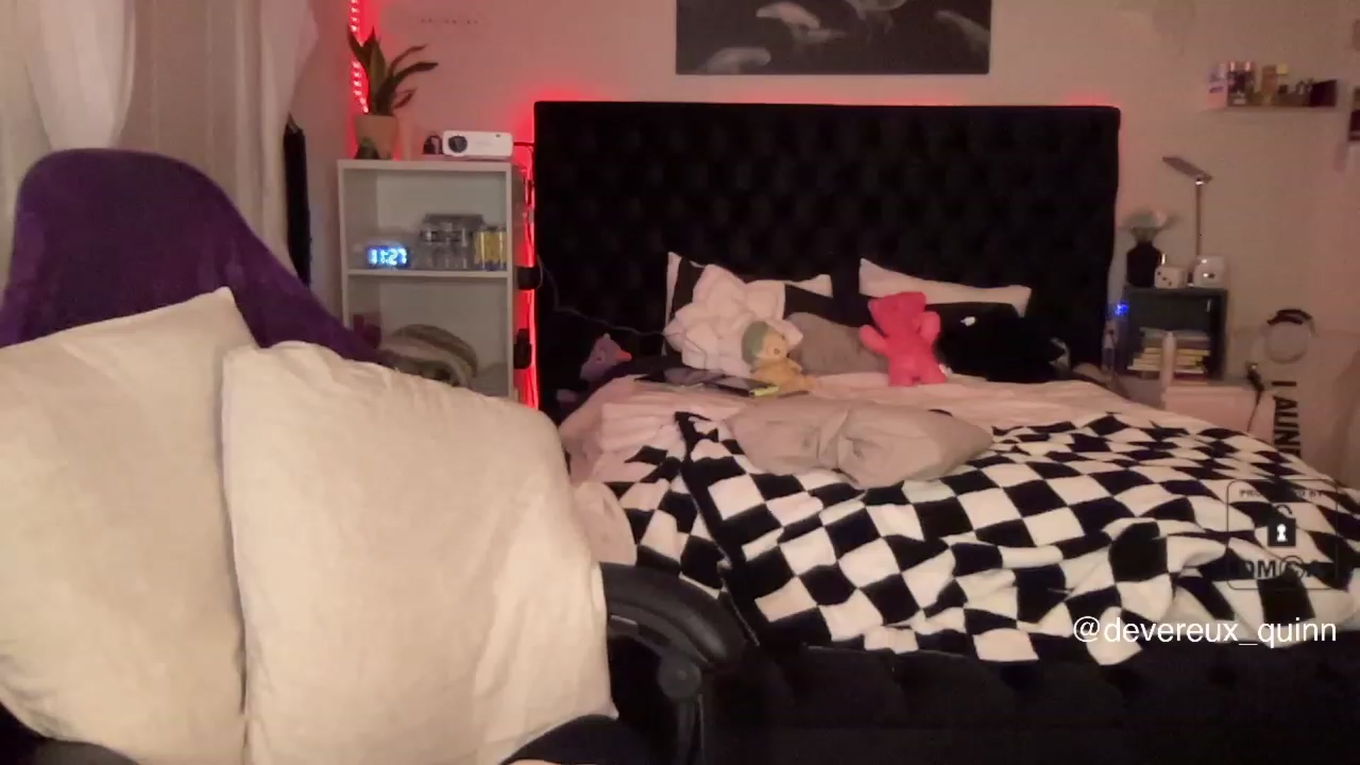 Gallery image thumbnail from Devereuxquinn's myfreecams stream on, 06/15/2023, 03:34 image 9 of 20