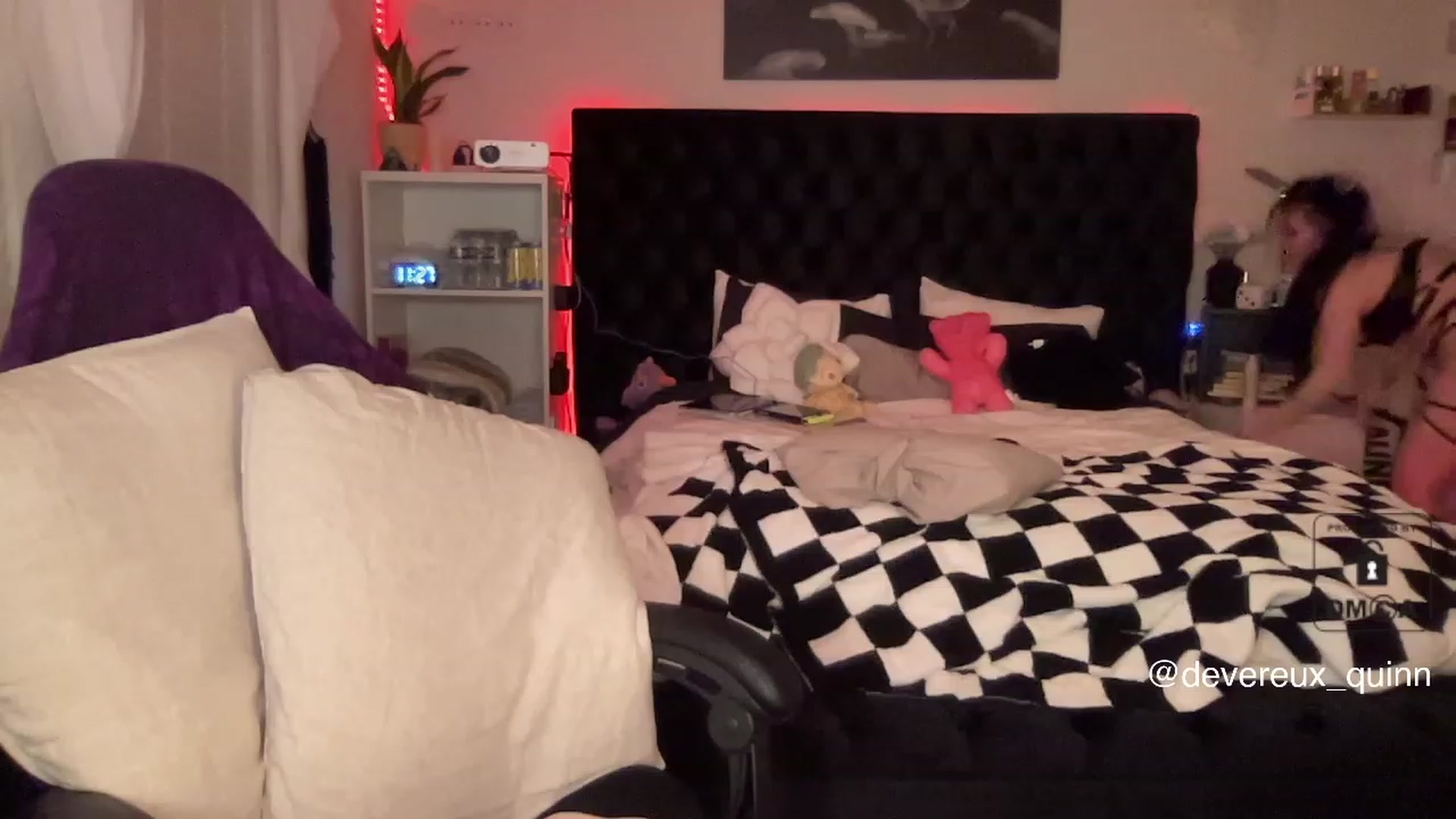 Gallery image thumbnail from Devereuxquinn's myfreecams stream on, 06/15/2023, 03:34 image 10 of 20