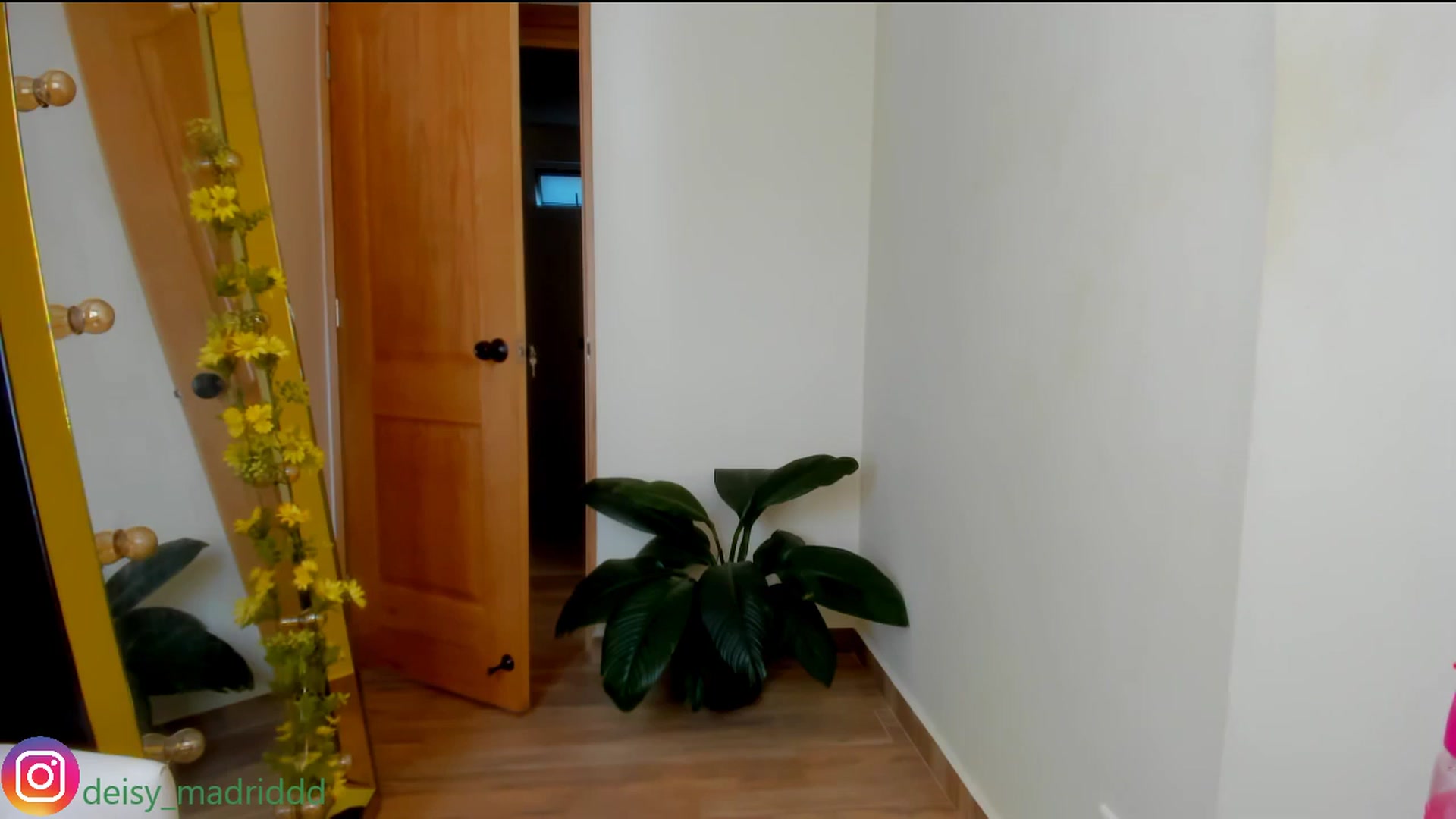 Gallery image thumbnail from Deysi_madrid's myfreecams stream on, 12/26/2025, 20:21 image 4 of 20