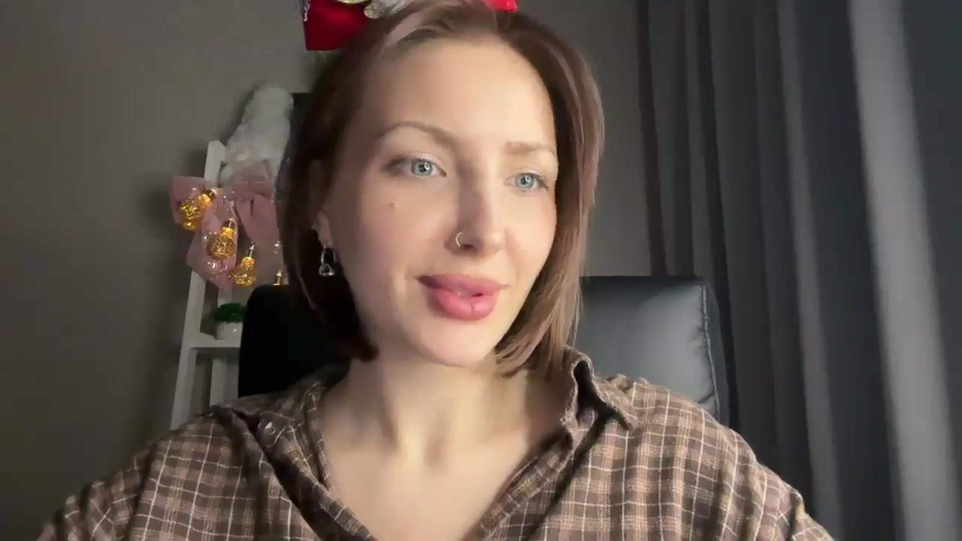Gallery image thumbnail from Di_Pearl's myfreecams stream on, 12/25/2025, 21:39 image 17 of 20