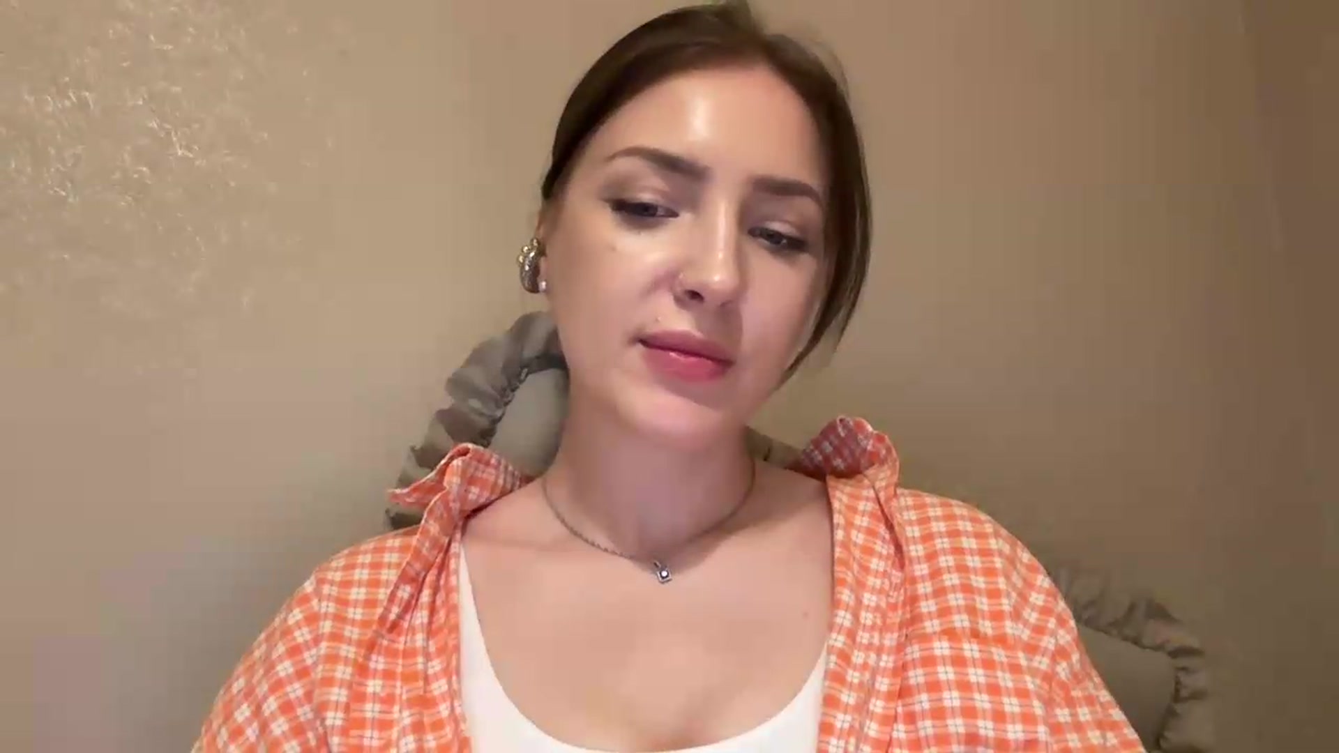 Gallery image thumbnail from Di_Pearl's myfreecams stream on, 05/19/2026, 22:14 image 4 of 20