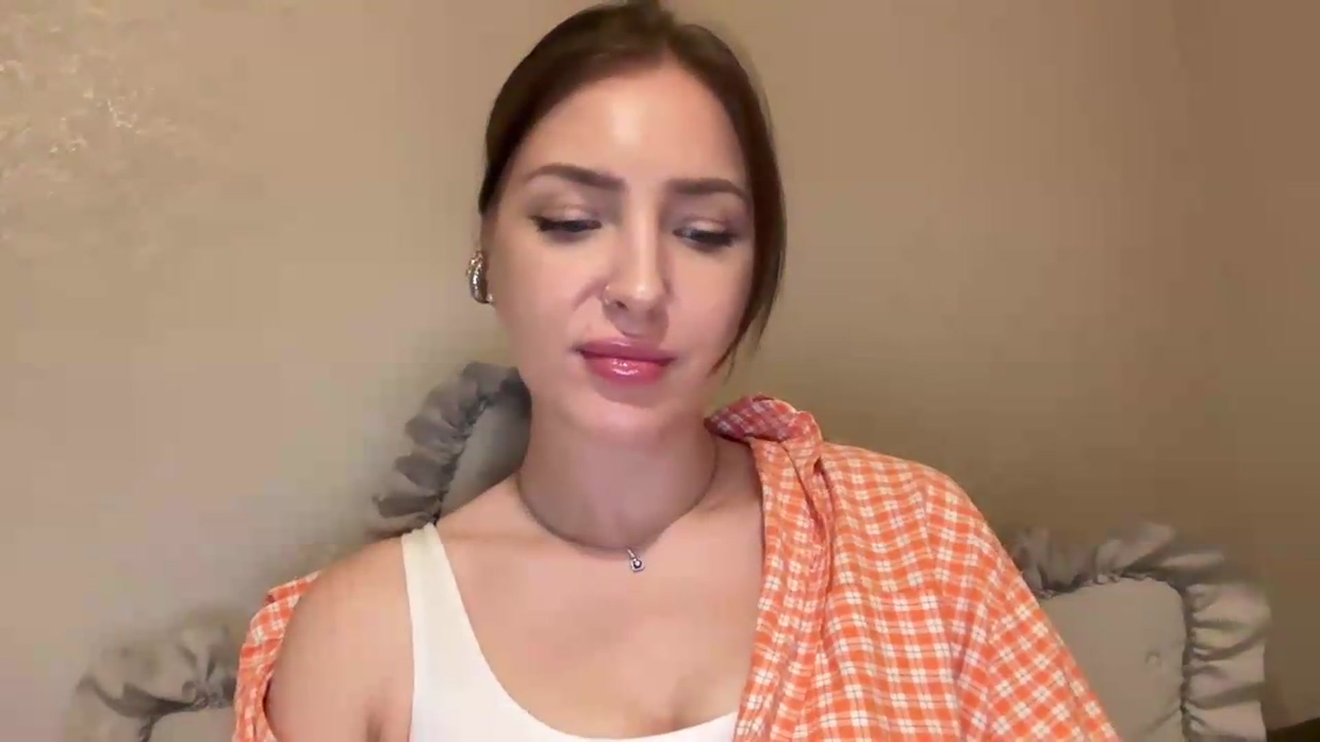 Gallery image thumbnail from Di_Pearl's myfreecams stream on, 05/19/2026, 22:14 image 11 of 20
