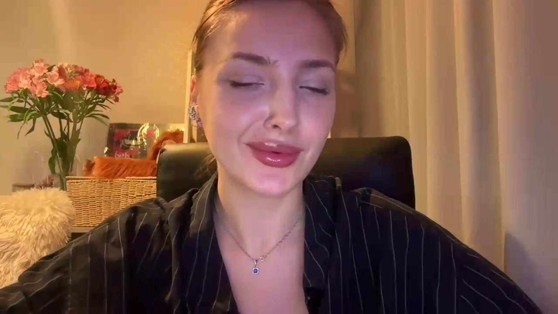 Gallery image thumbnail from Di_Pearl's myfreecams stream on, 05/25/2026, 22:19 image 4 of 20
