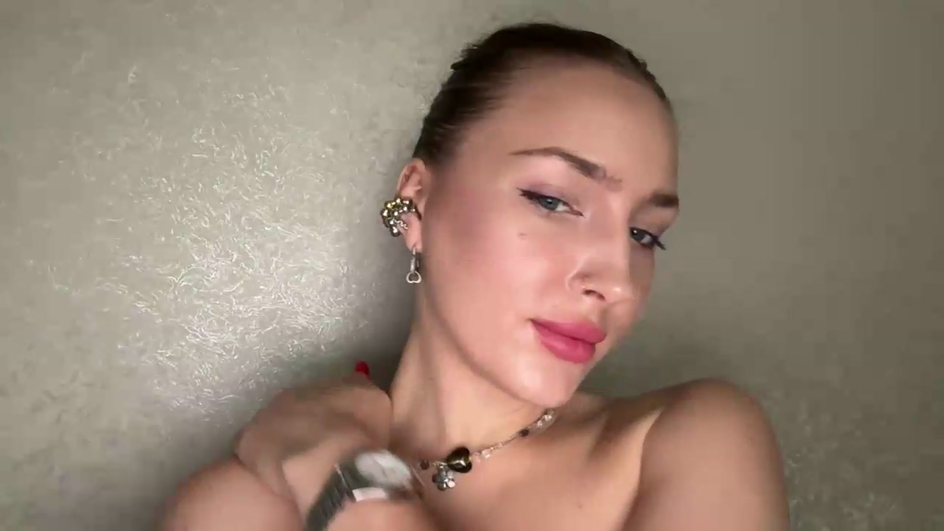 Gallery image thumbnail from Di_Pearl's myfreecams stream on, 06/07/2026, 16:25 image 8 of 20