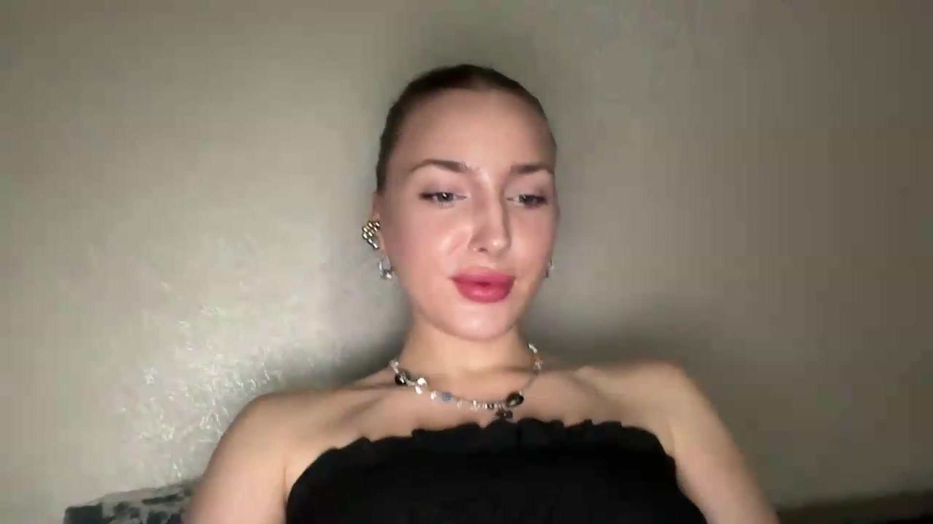 Gallery image thumbnail from Di_Pearl's myfreecams stream on, 06/07/2026, 16:25 image 17 of 20