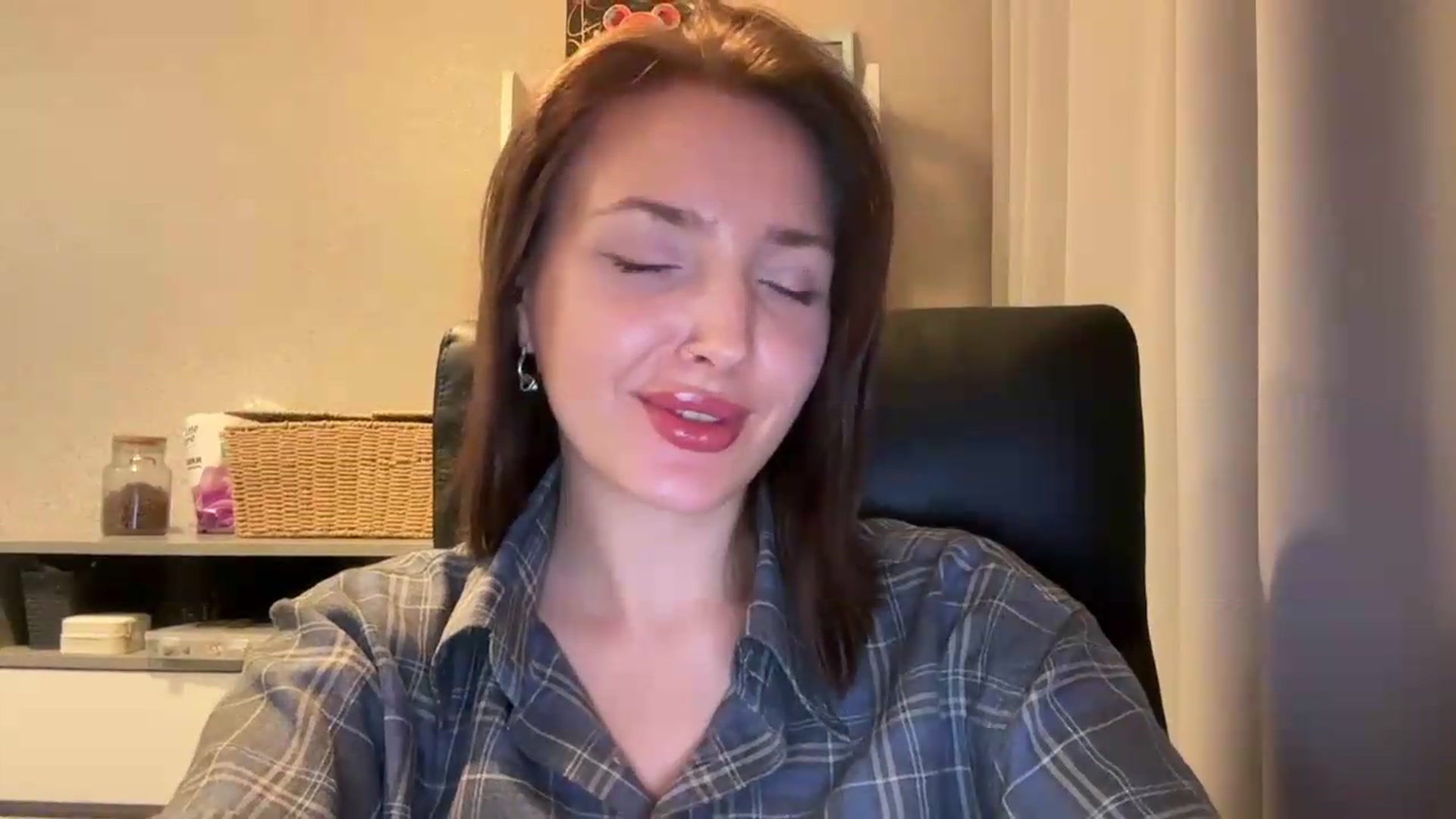 Gallery image thumbnail from Di_Pearl's myfreecams stream on, 06/08/2026, 20:28 image 18 of 20
