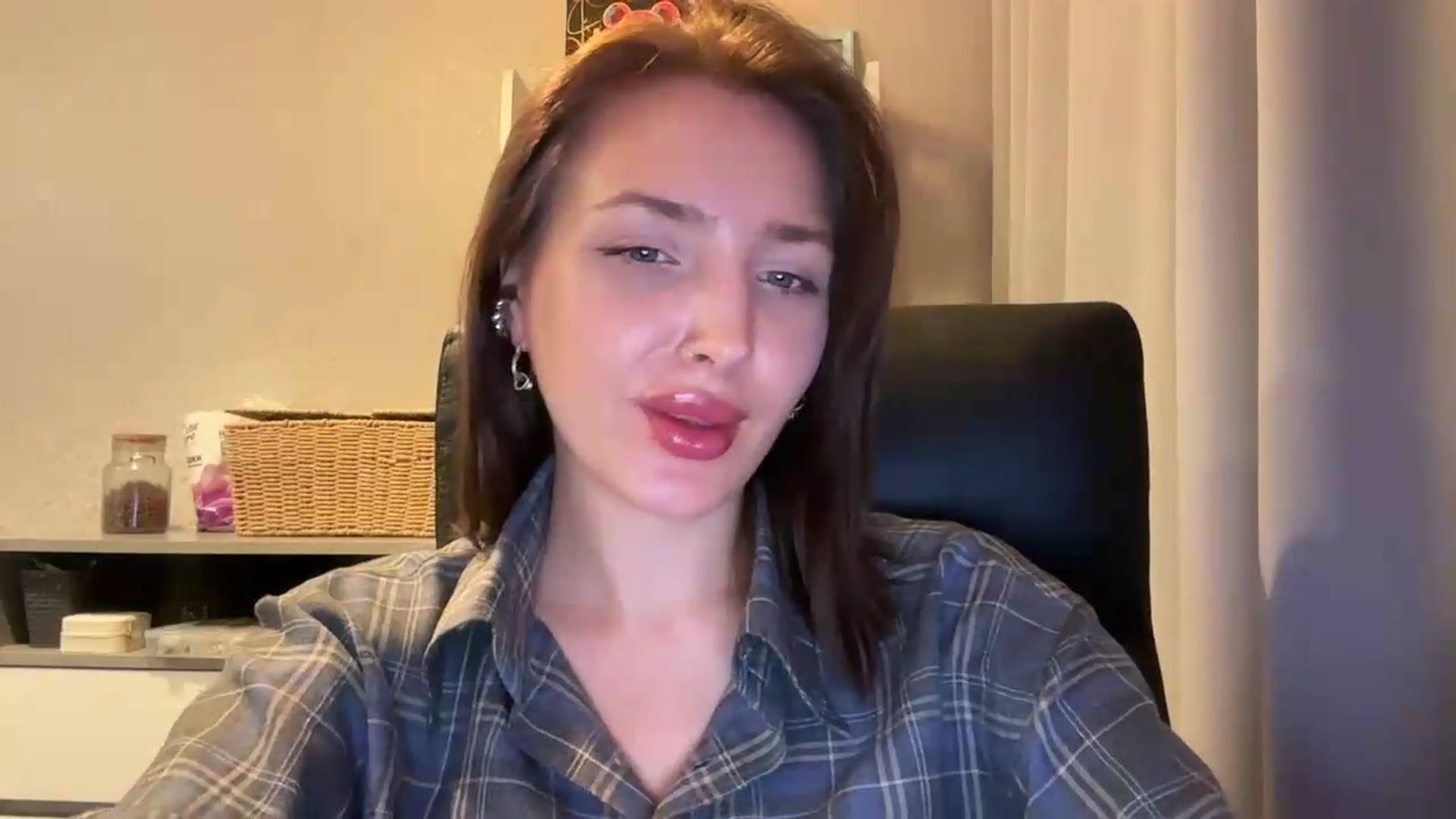 Gallery image thumbnail from Di_Pearl's myfreecams stream on, 06/08/2026, 20:28 image 17 of 20