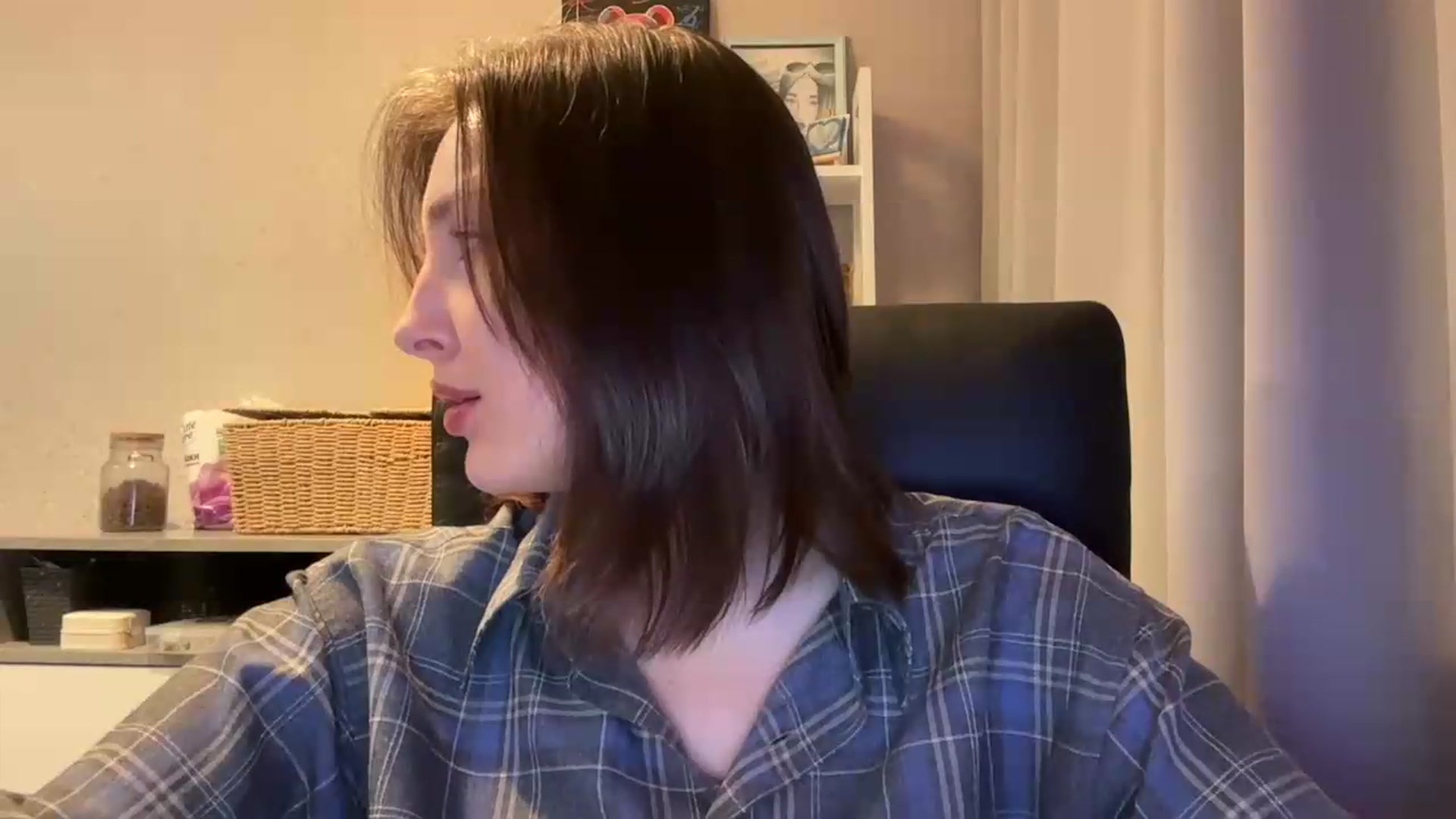 Gallery image thumbnail from Di_Pearl's myfreecams stream on, 06/08/2026, 20:28 image 3 of 20