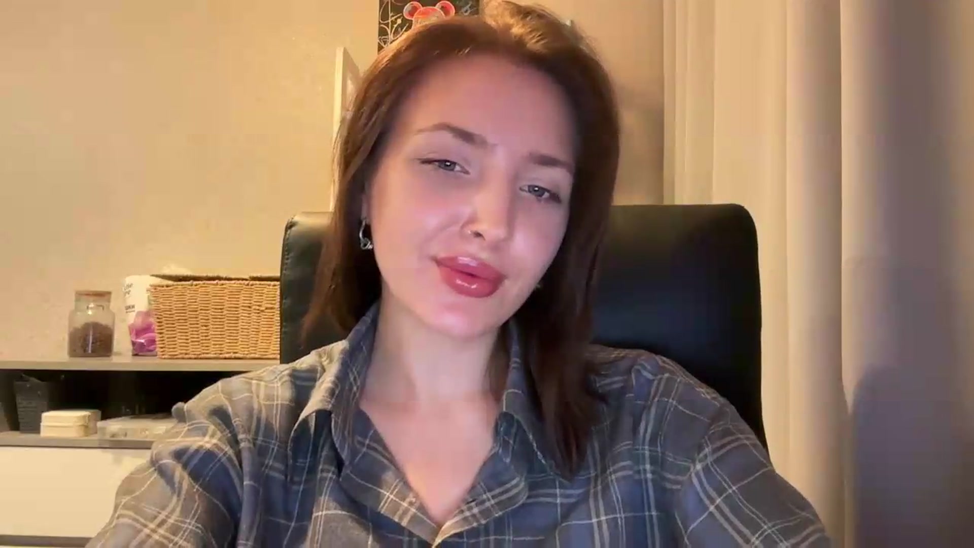 Gallery image thumbnail from Di_Pearl's myfreecams stream on, 06/08/2026, 20:28 image 16 of 20