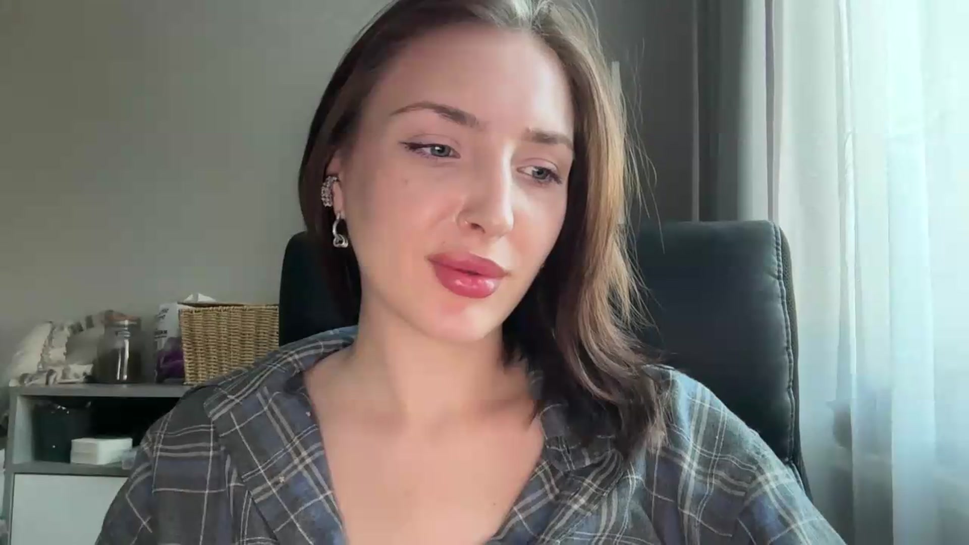 Gallery image thumbnail from Di_Pearl's myfreecams stream on, 06/09/2026, 16:36 image 15 of 20