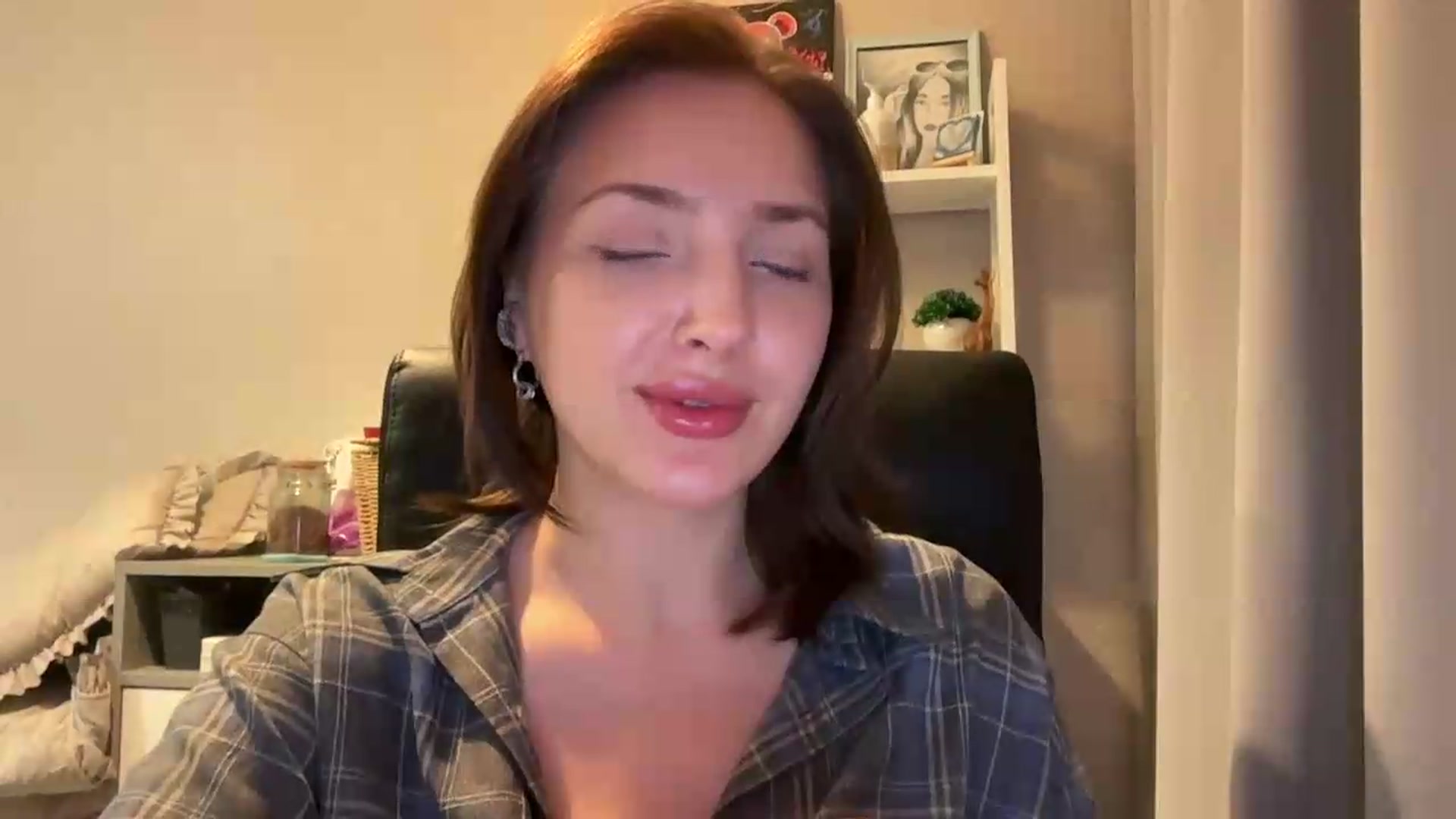 Gallery image thumbnail from Di_Pearl's myfreecams stream on, 06/09/2026, 22:12 image 14 of 20