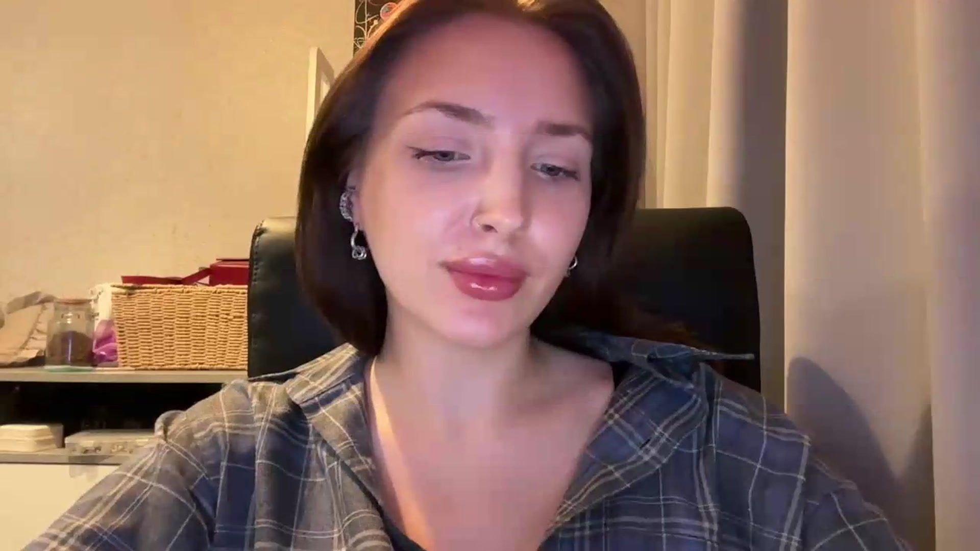 Gallery image thumbnail from Di_Pearl's myfreecams stream on, 06/09/2026, 22:12 image 6 of 20