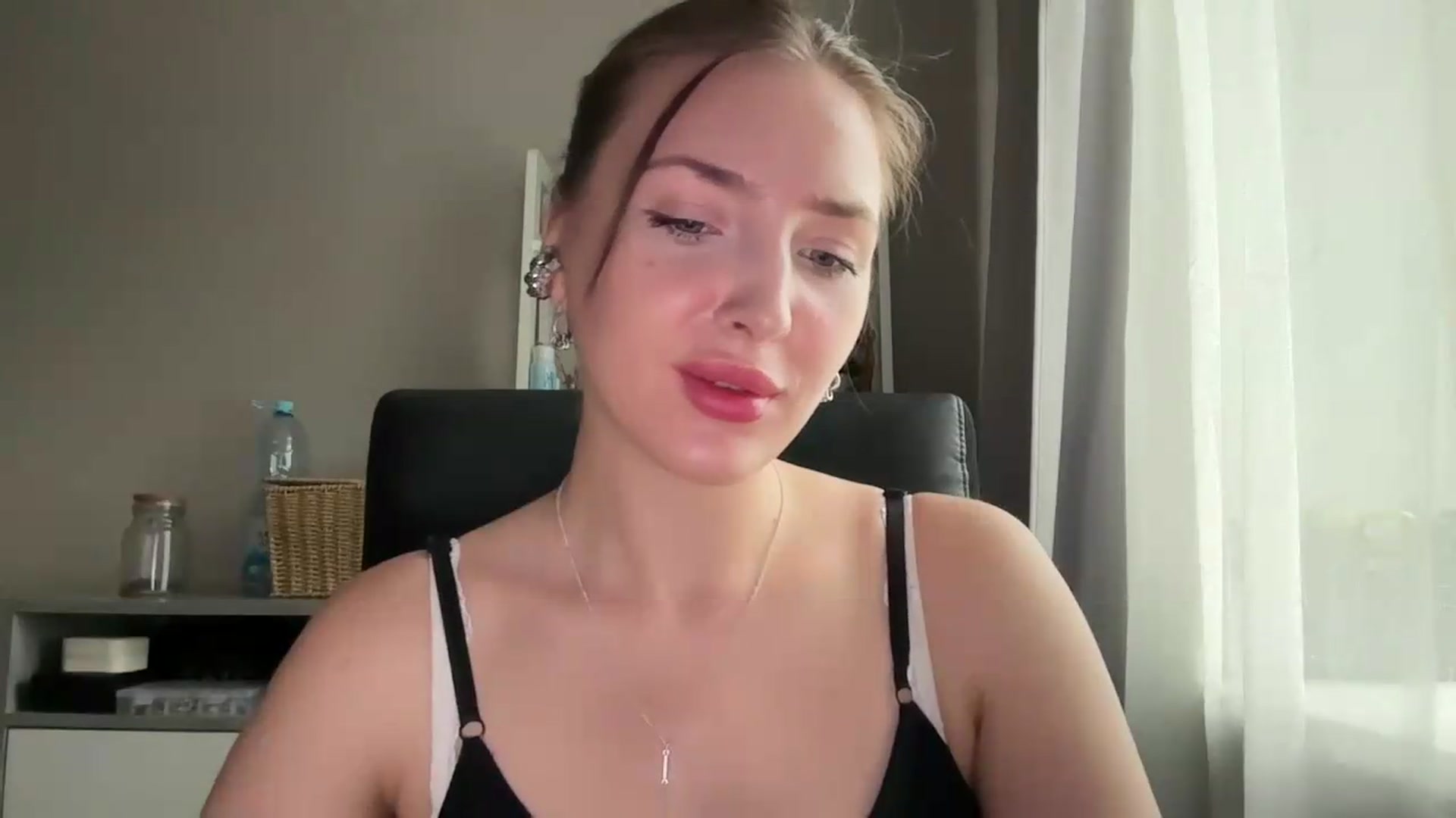 Gallery image thumbnail from Di_Pearl's myfreecams stream on, 06/14/2026, 16:28 image 18 of 20