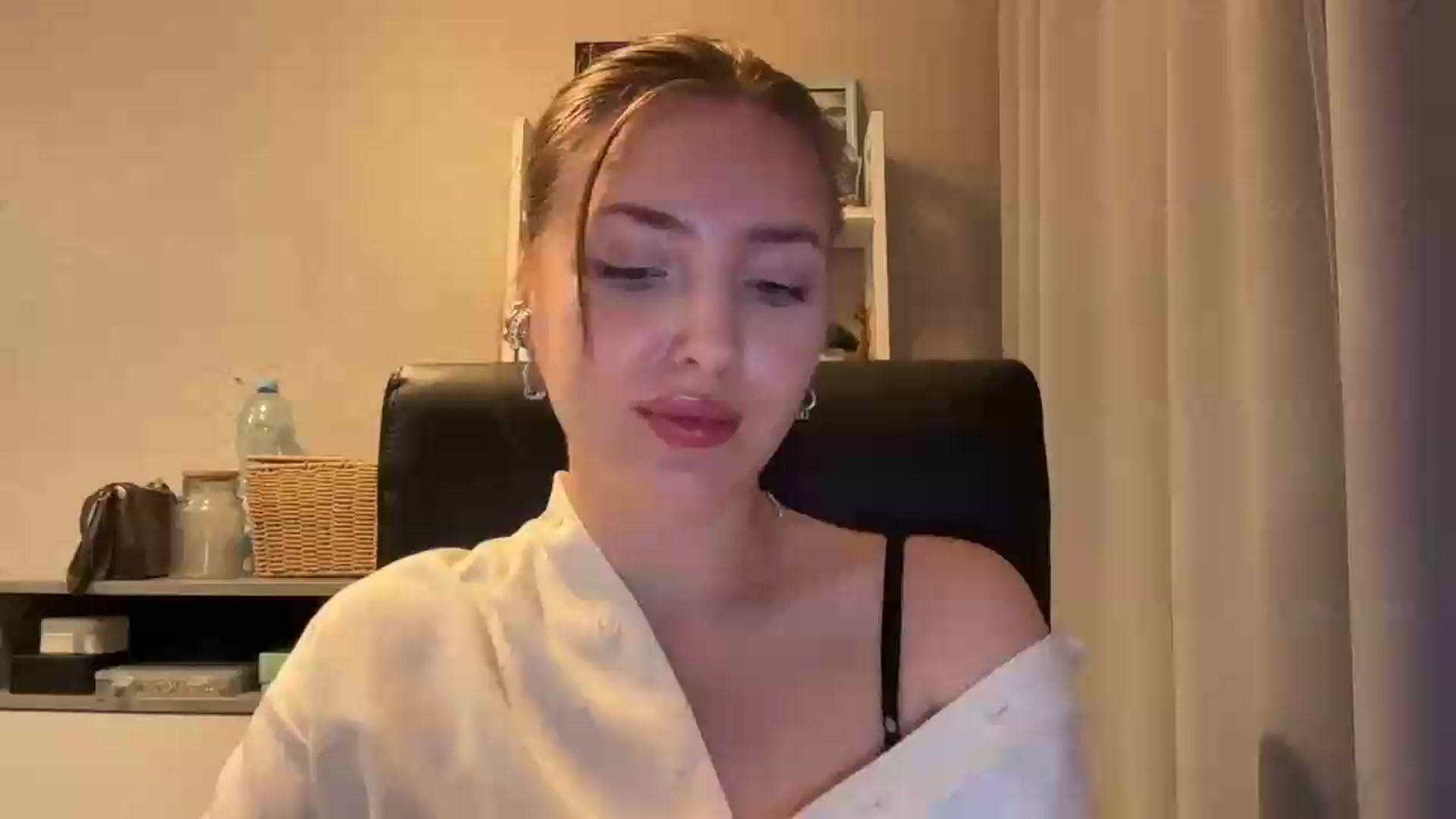 Gallery image thumbnail from Di_Pearl's myfreecams stream on, 06/14/2026, 22:17 image 5 of 20