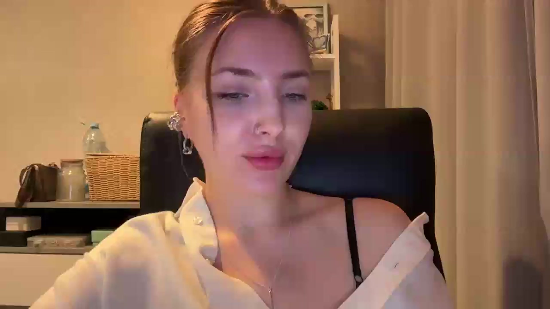 Gallery image thumbnail from Di_Pearl's myfreecams stream on, 06/14/2026, 22:17 image 19 of 20
