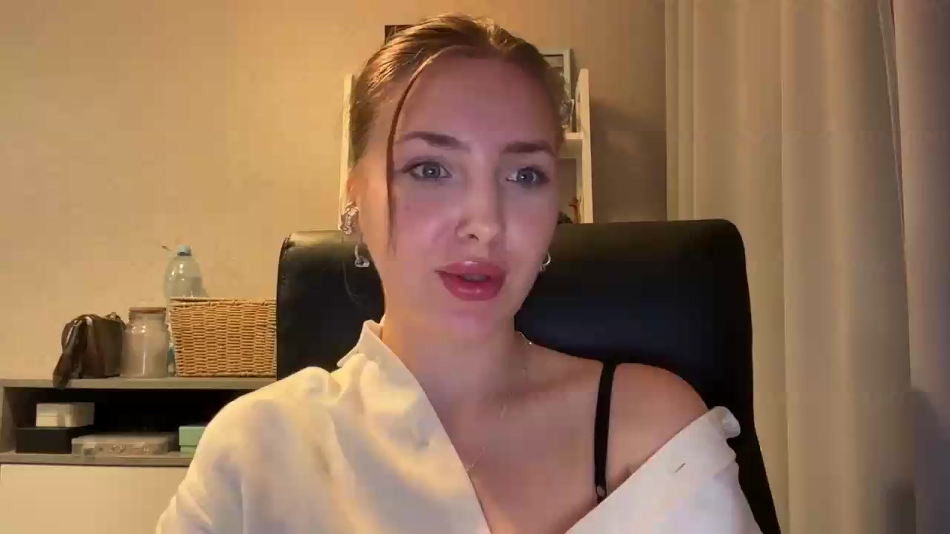 Gallery image thumbnail from Di_Pearl's myfreecams stream on, 06/14/2026, 22:17 image 1 of 20