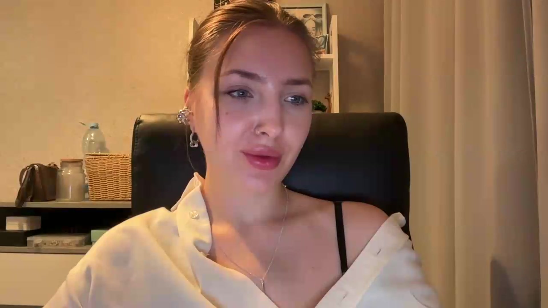 Gallery image thumbnail from Di_Pearl's myfreecams stream on, 06/14/2026, 22:17 image 18 of 20