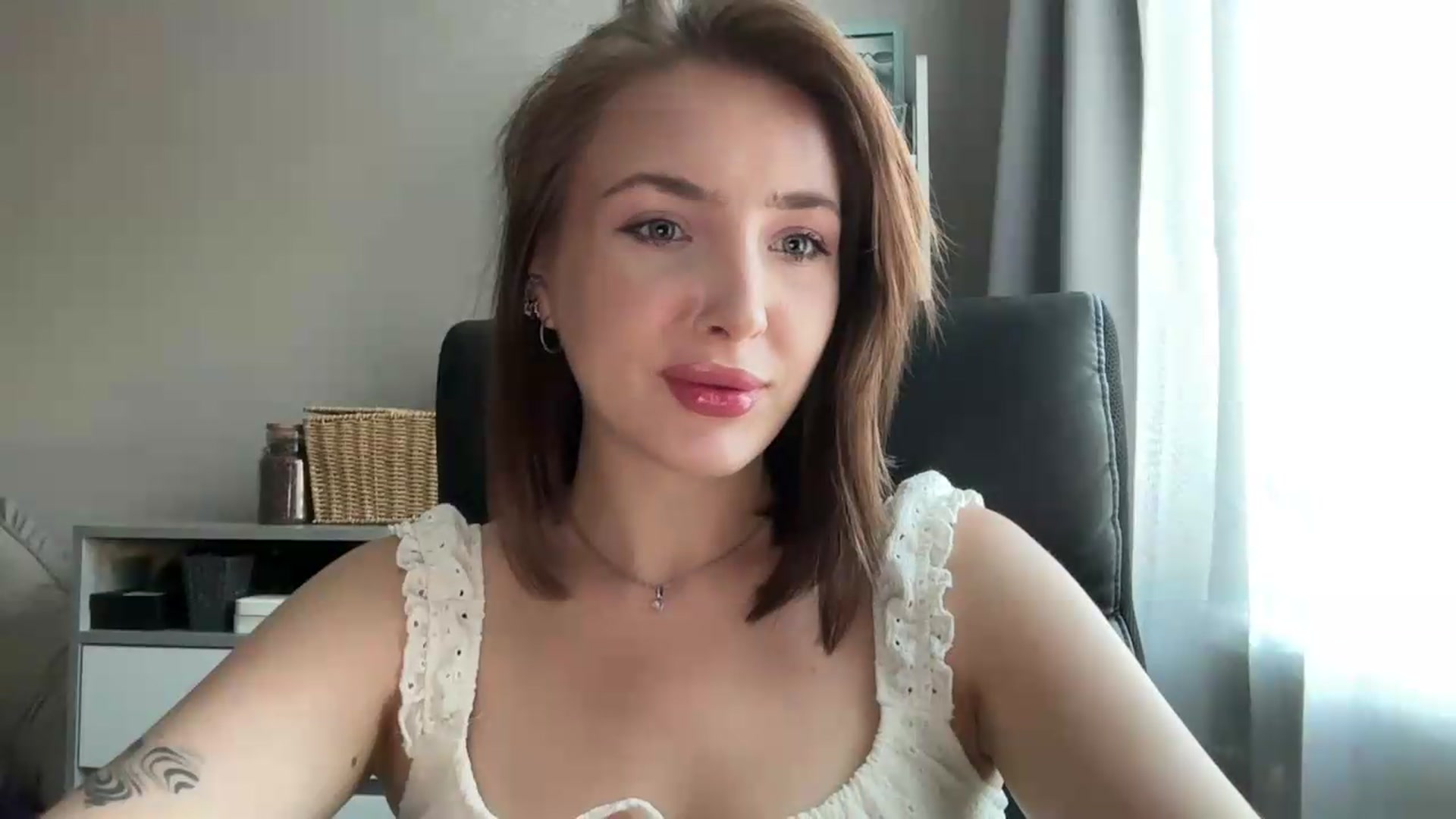 Gallery image thumbnail from Di_Pearl's myfreecams stream on, 06/22/2026, 16:15 image 17 of 20