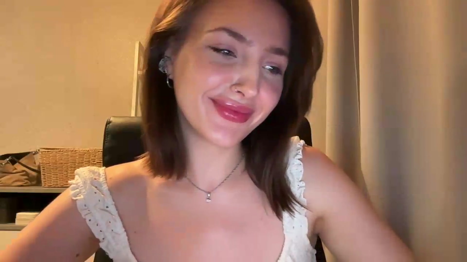 Gallery image thumbnail from Di_Pearl's myfreecams stream on, 06/22/2026, 22:18 image 10 of 20