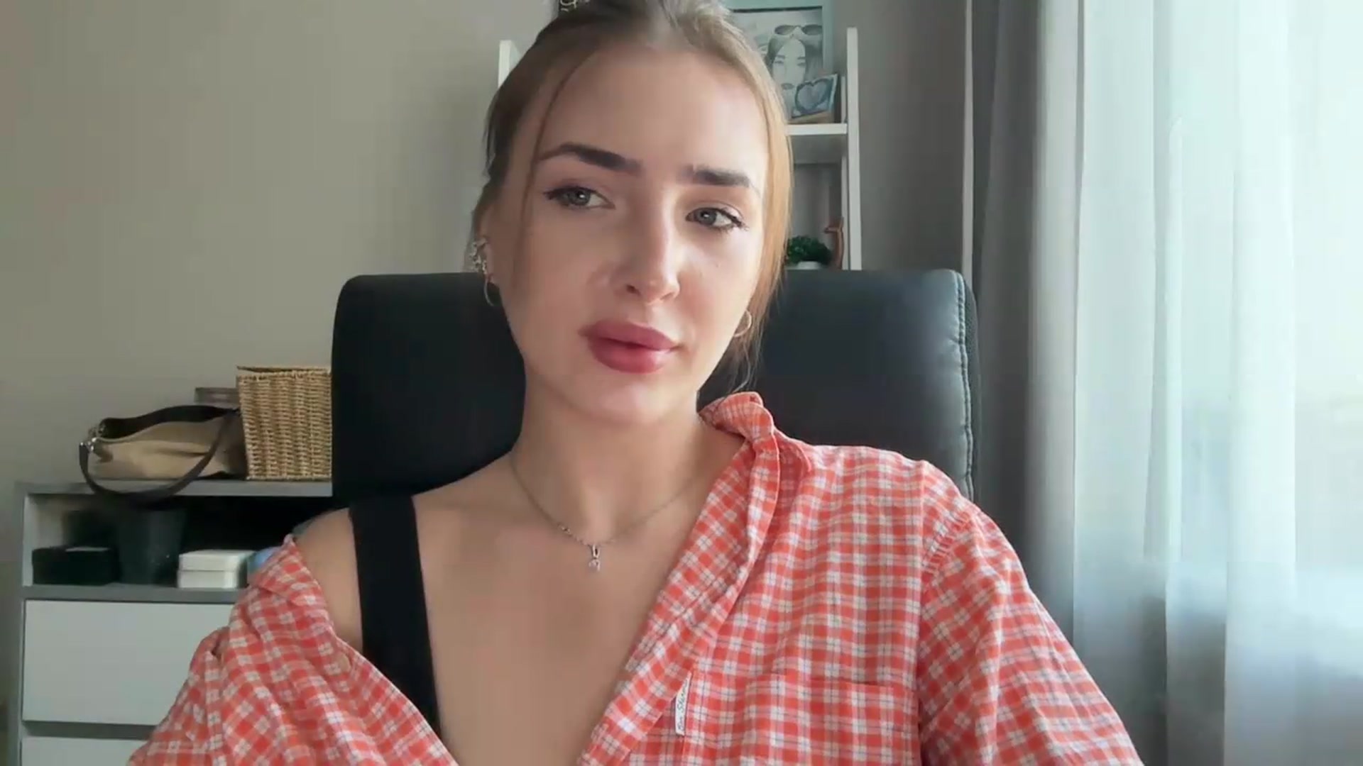 Gallery image thumbnail from Di_Pearl's myfreecams stream on, 06/24/2026, 14:42 image 19 of 20