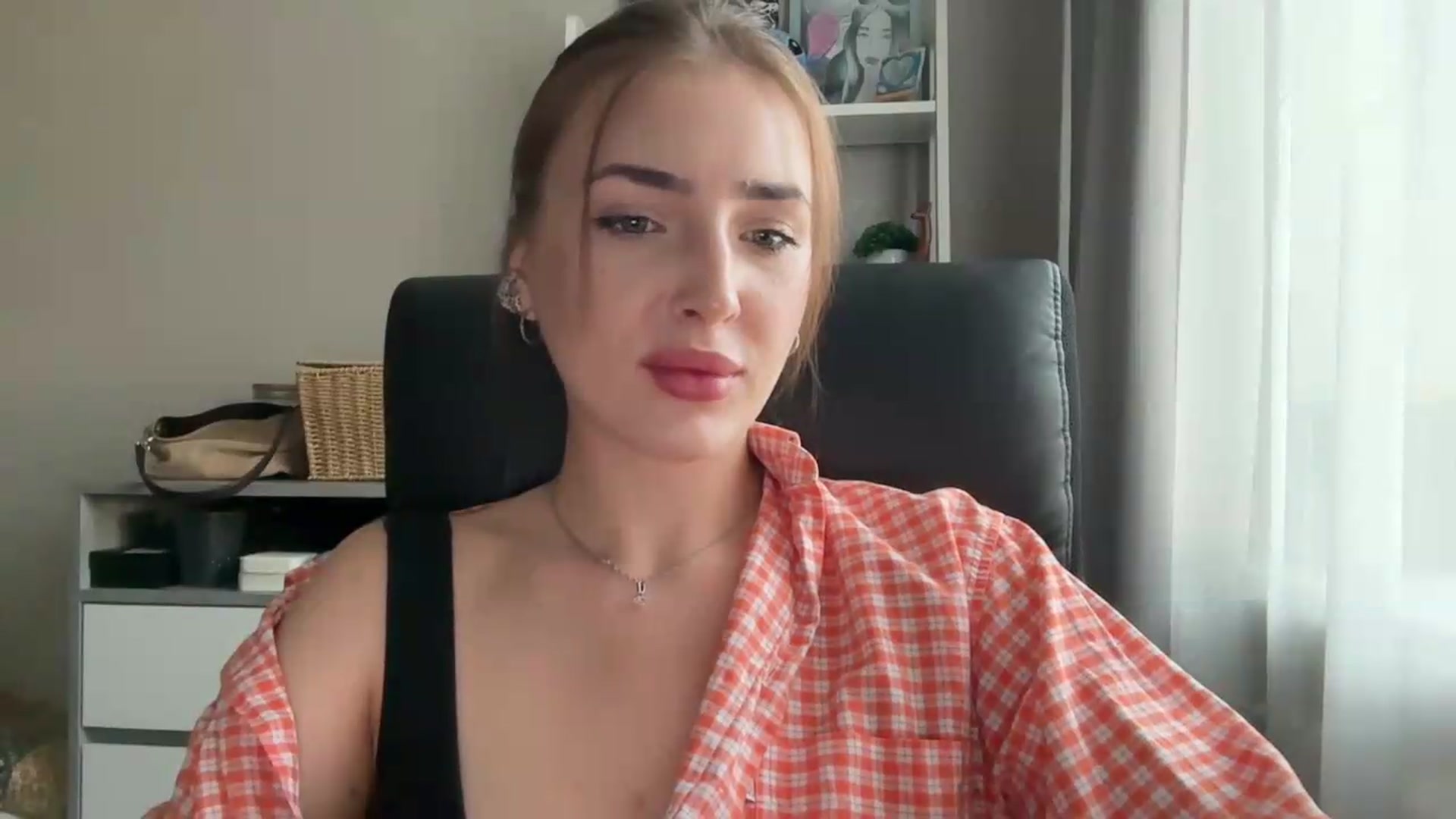 Gallery image thumbnail from Di_Pearl's myfreecams stream on, 06/24/2026, 16:24 image 17 of 20
