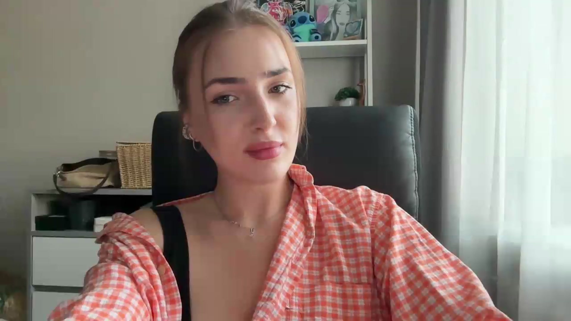 Gallery image thumbnail from Di_Pearl's myfreecams stream on, 06/24/2026, 16:24 image 18 of 20