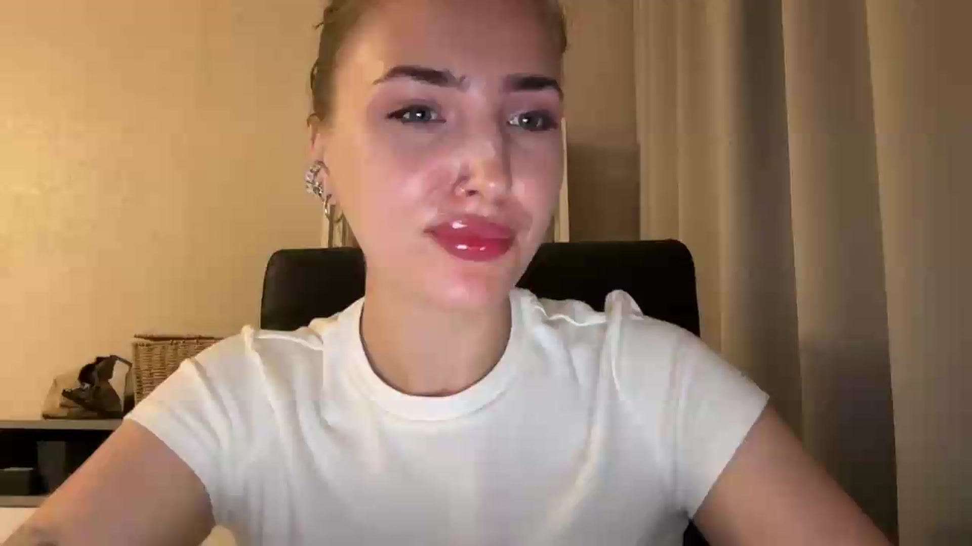 Gallery image thumbnail from Di_Pearl's myfreecams stream on, 06/26/2026, 22:23 image 13 of 20