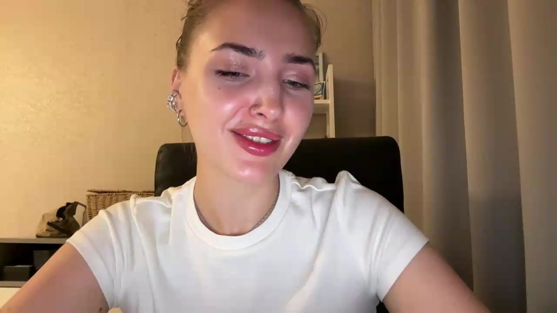 Gallery image thumbnail from Di_Pearl's myfreecams stream on, 06/26/2026, 22:23 image 19 of 20