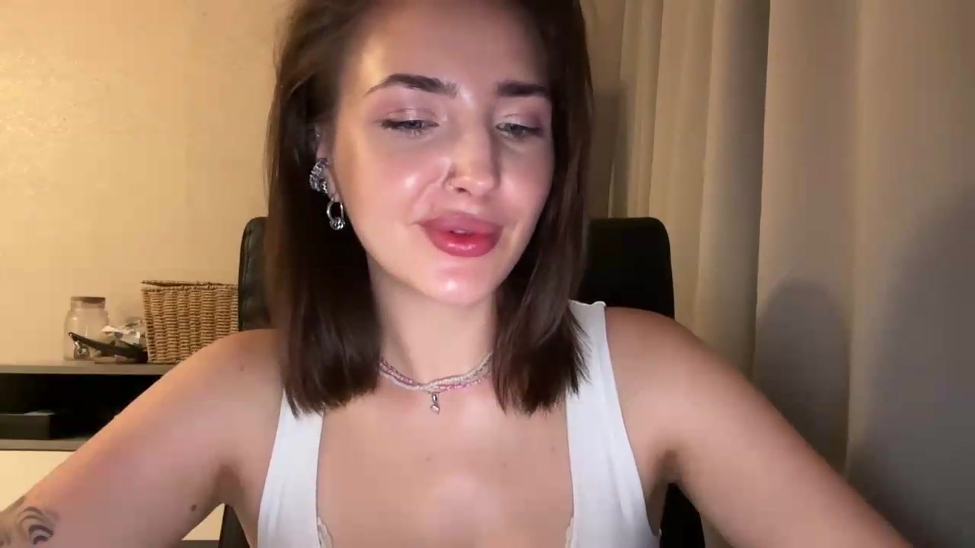 Gallery image thumbnail from Di_Pearl's myfreecams stream on, 06/29/2026, 22:07 image 19 of 20