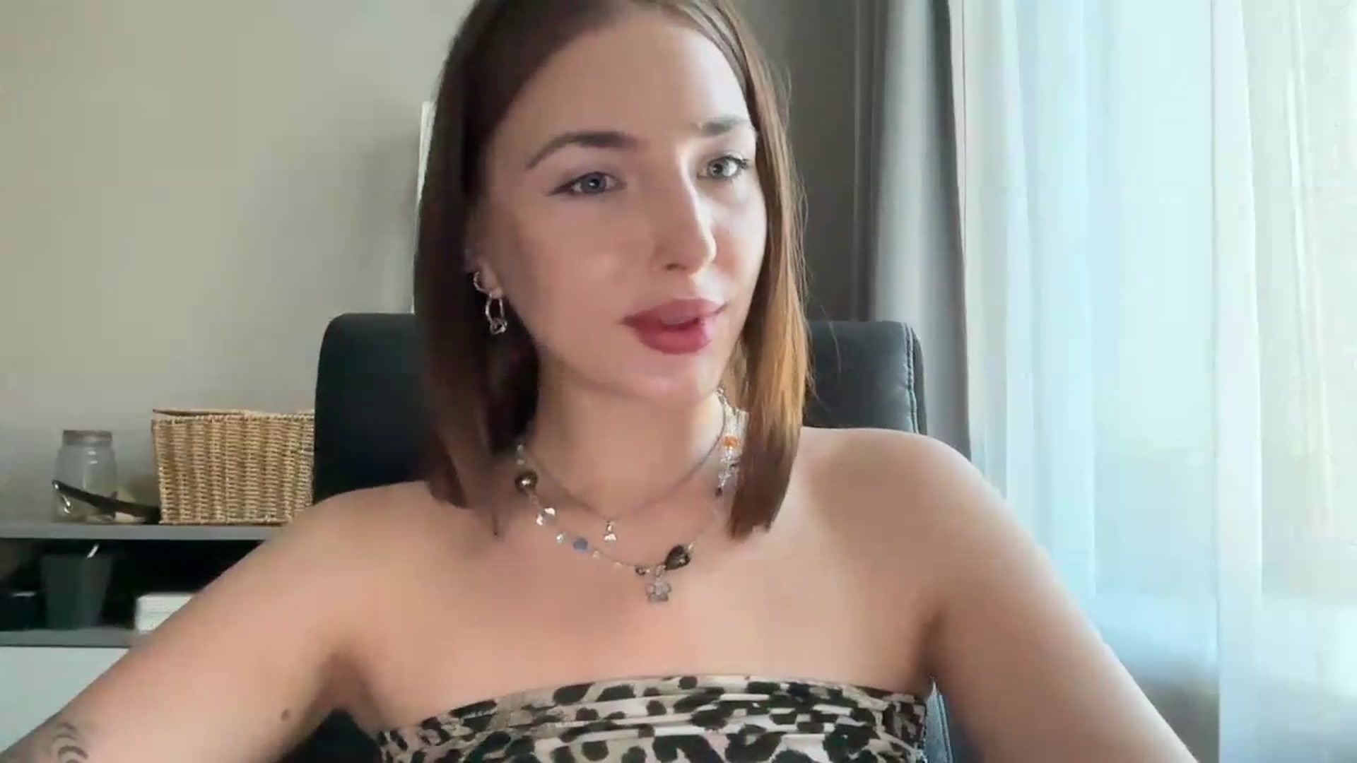 Gallery image thumbnail from Di_Pearl's myfreecams stream on, 06/30/2026, 16:14 image 7 of 20