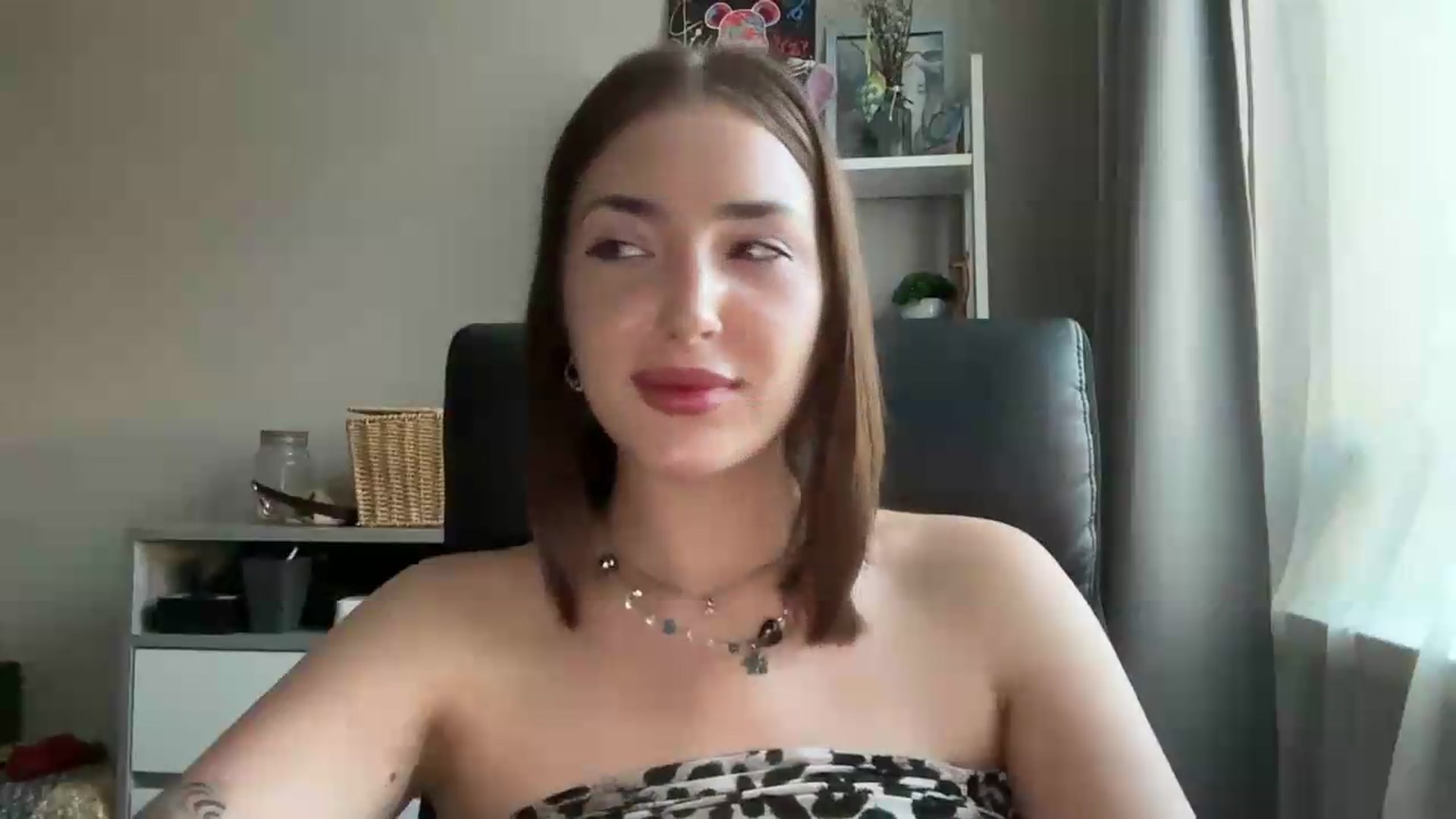 Gallery image thumbnail from Di_Pearl's myfreecams stream on, 06/30/2026, 16:14 image 15 of 20