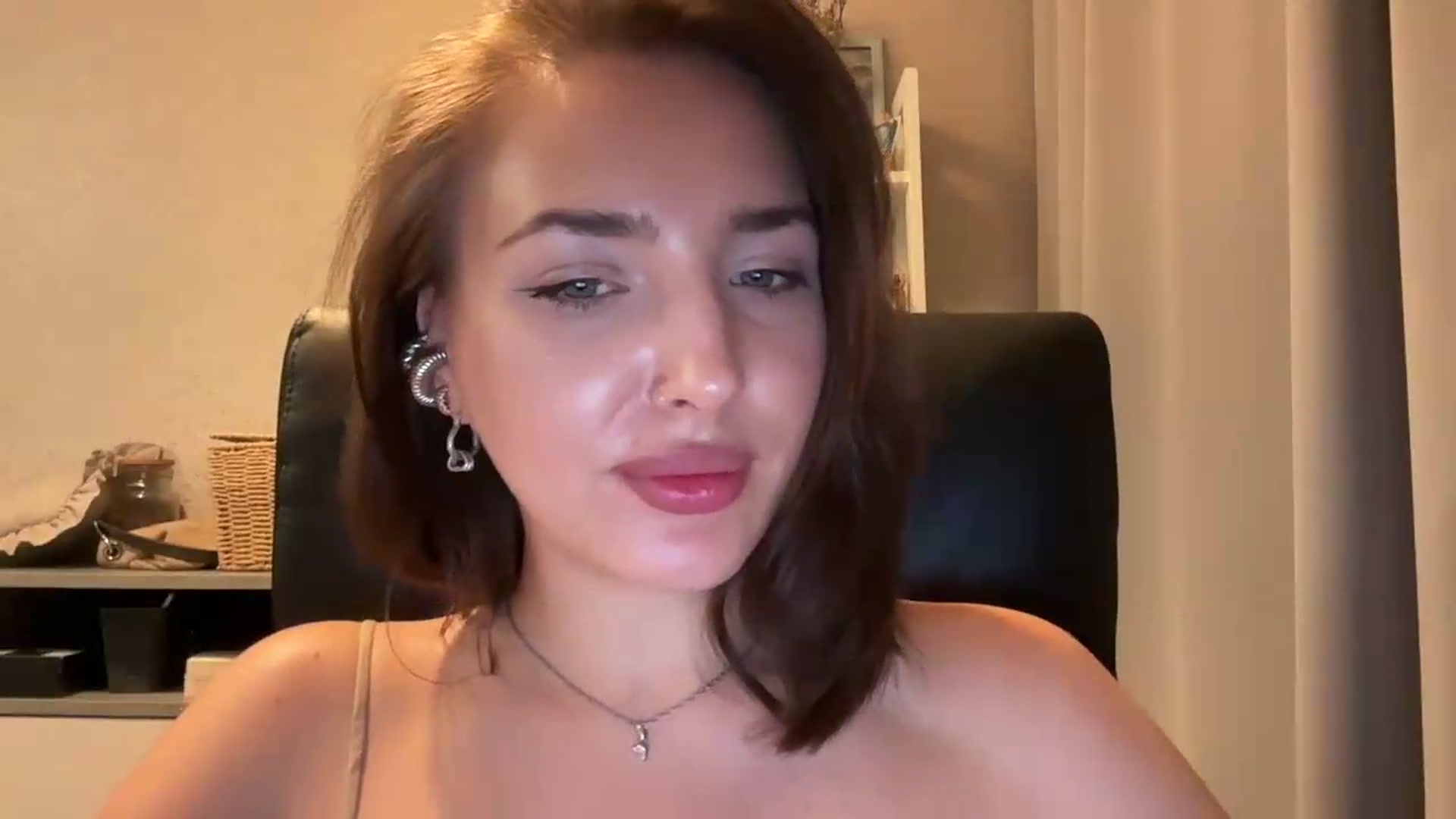 Gallery image thumbnail from Di_Pearl's myfreecams stream on, 07/01/2026, 22:28 image 13 of 20