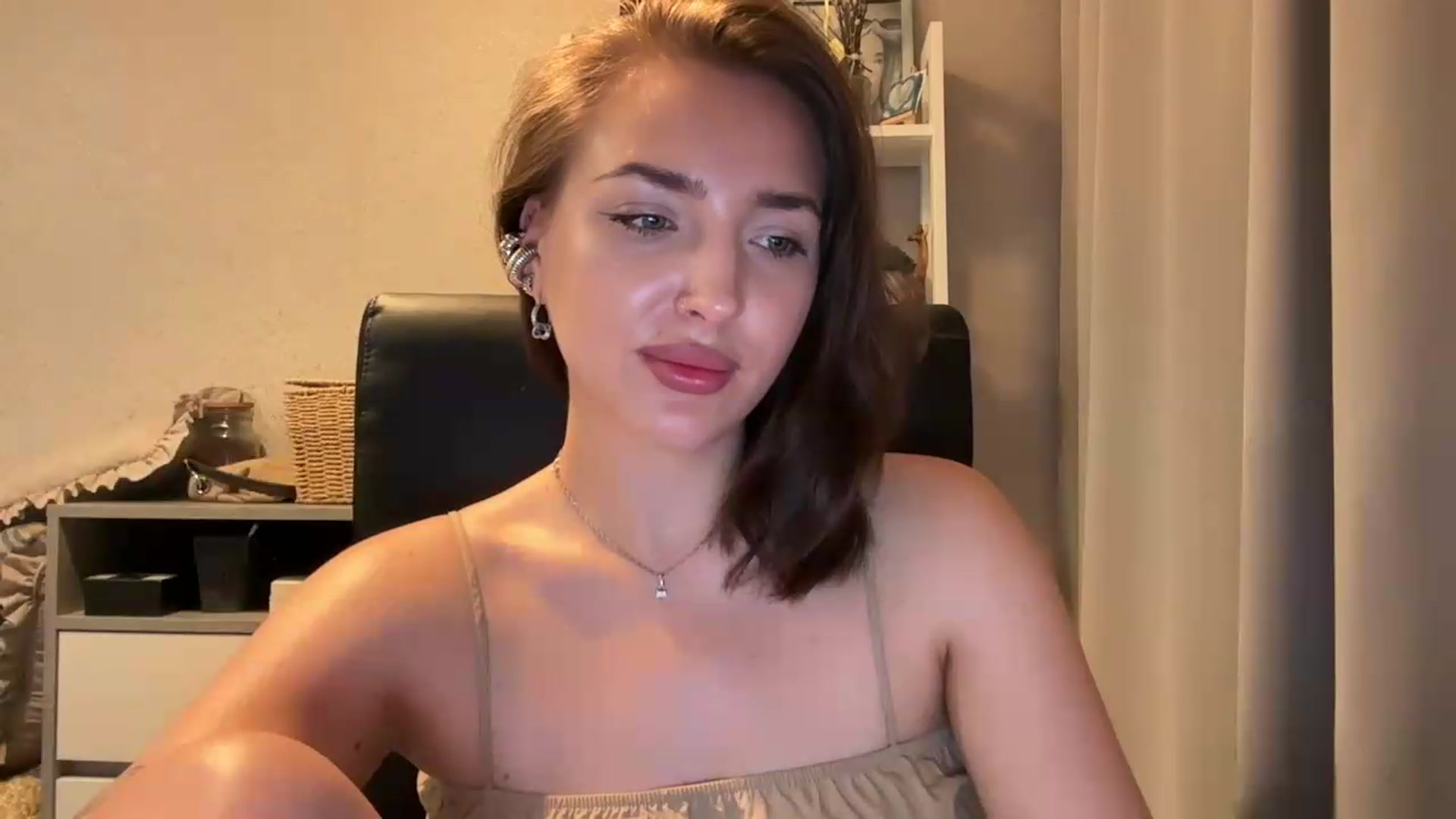 Gallery image thumbnail from Di_Pearl's myfreecams stream on, 07/01/2026, 22:28 image 10 of 20
