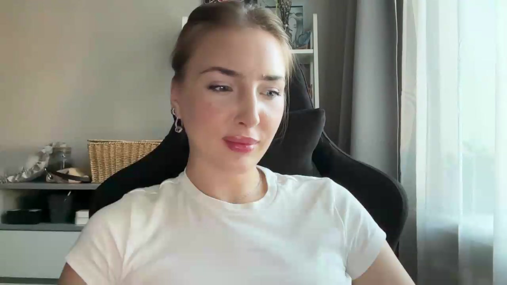 Gallery image thumbnail from Di_Pearl's myfreecams stream on, 07/02/2026, 16:17 image 16 of 20